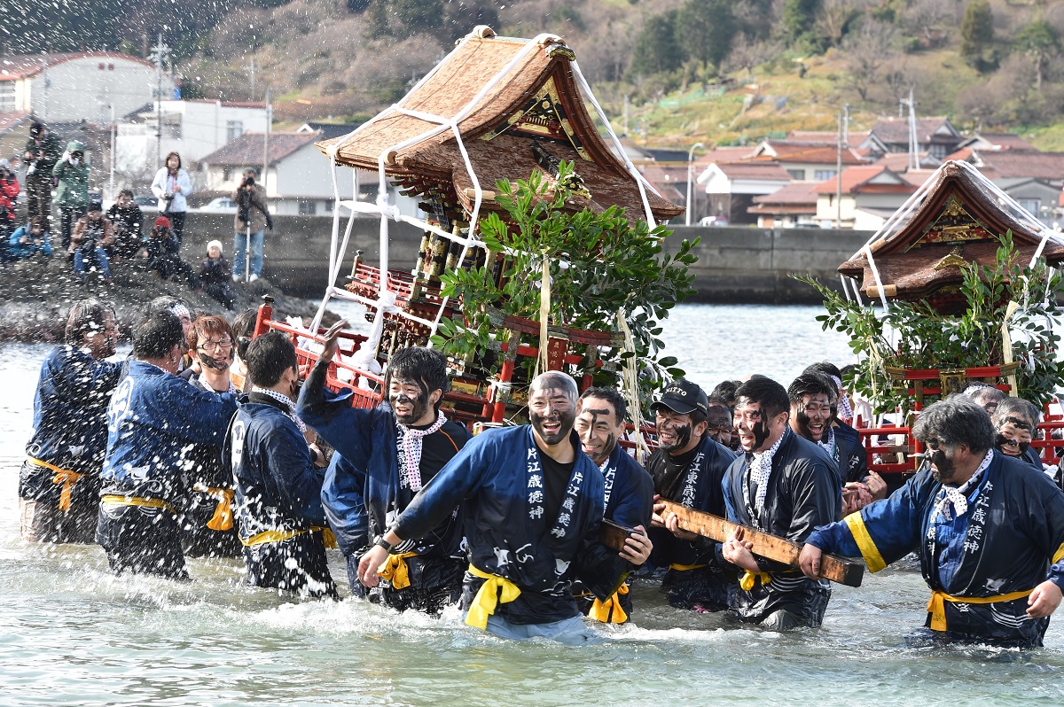「片江墨つけトンド祭」をレポート！！全員の顔が真っ黒なお祭り