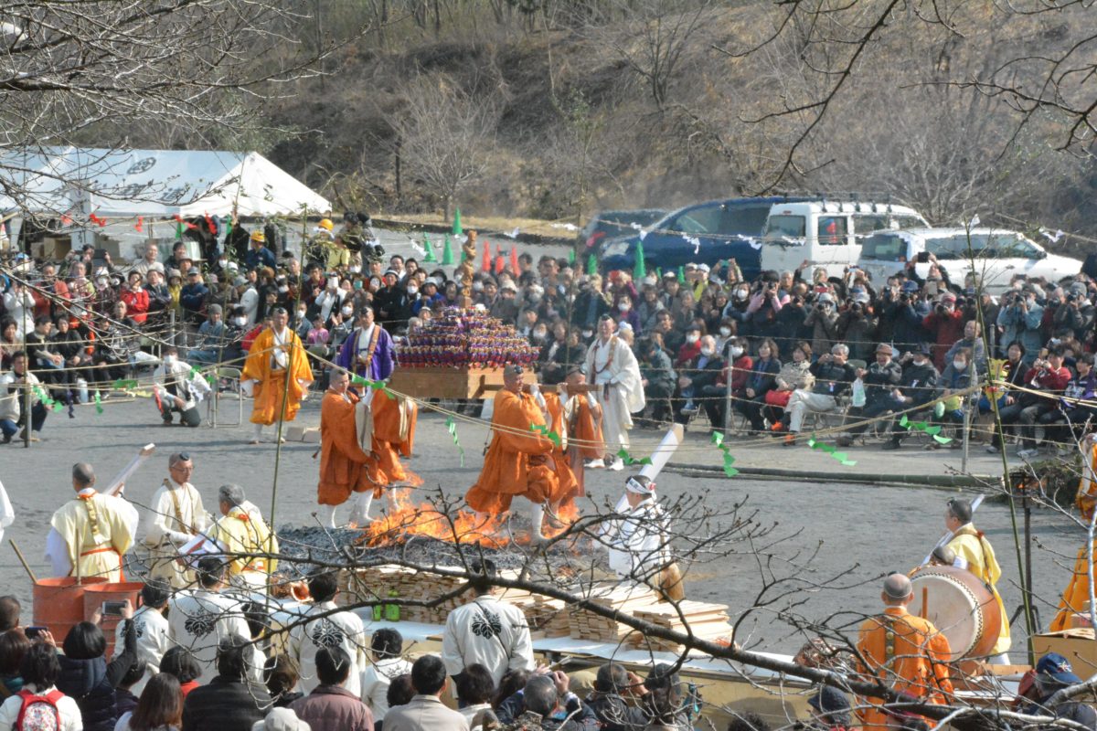 「長瀞火祭り」燃え盛る炎の上を裸足で走り抜けるダイナミックな荒行を行う修験僧