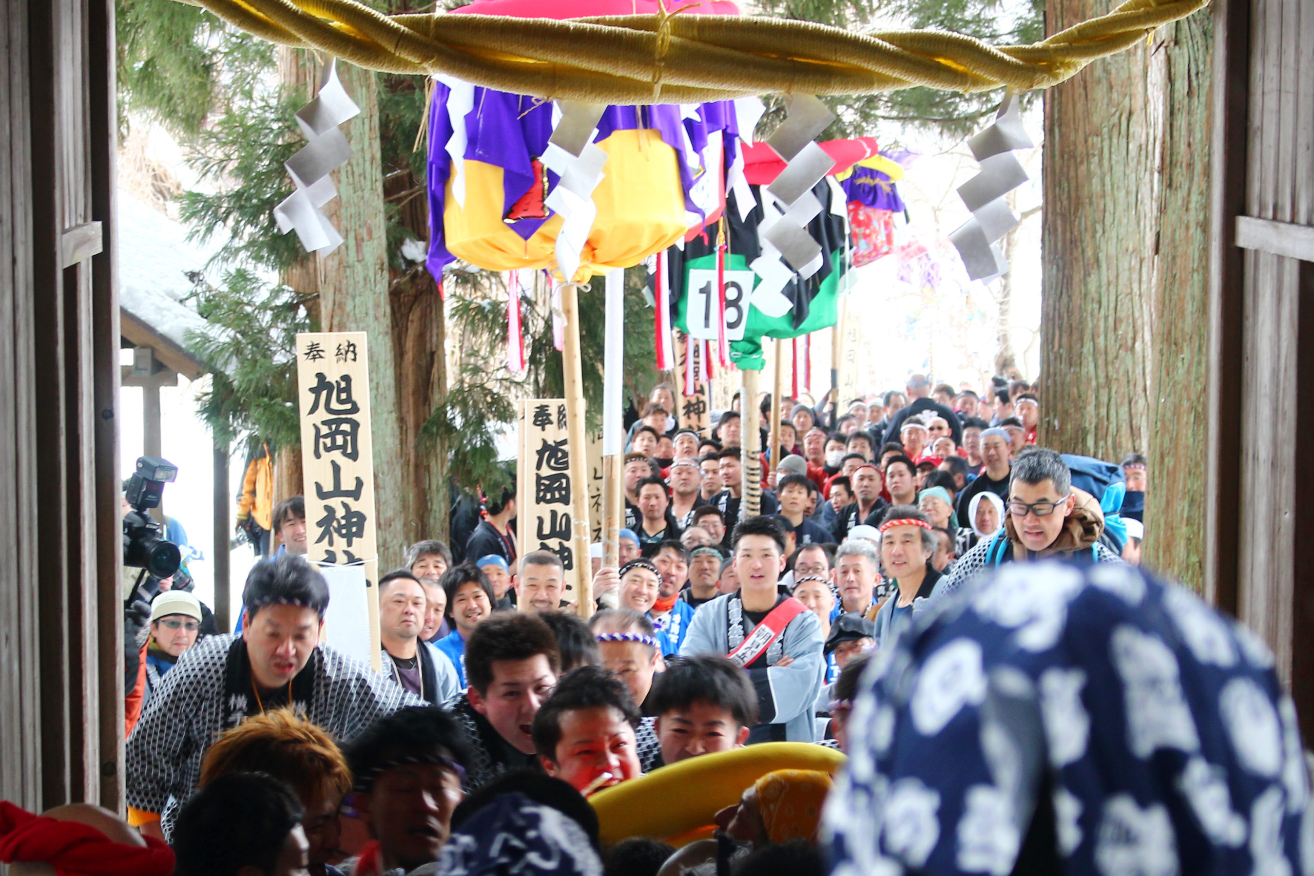 旭岡山神社梵天奉納祭レポート！大きなぼんでんが雪山を掛け、競い合い、激しく進む！