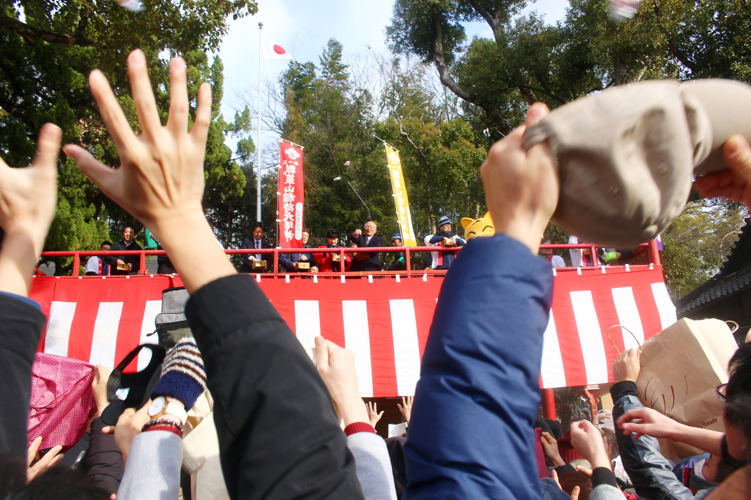 瓢箪山稲荷神社初午大祭！大阪2月、地元密着のお祭り。福餅まきに多くの人が集まる！