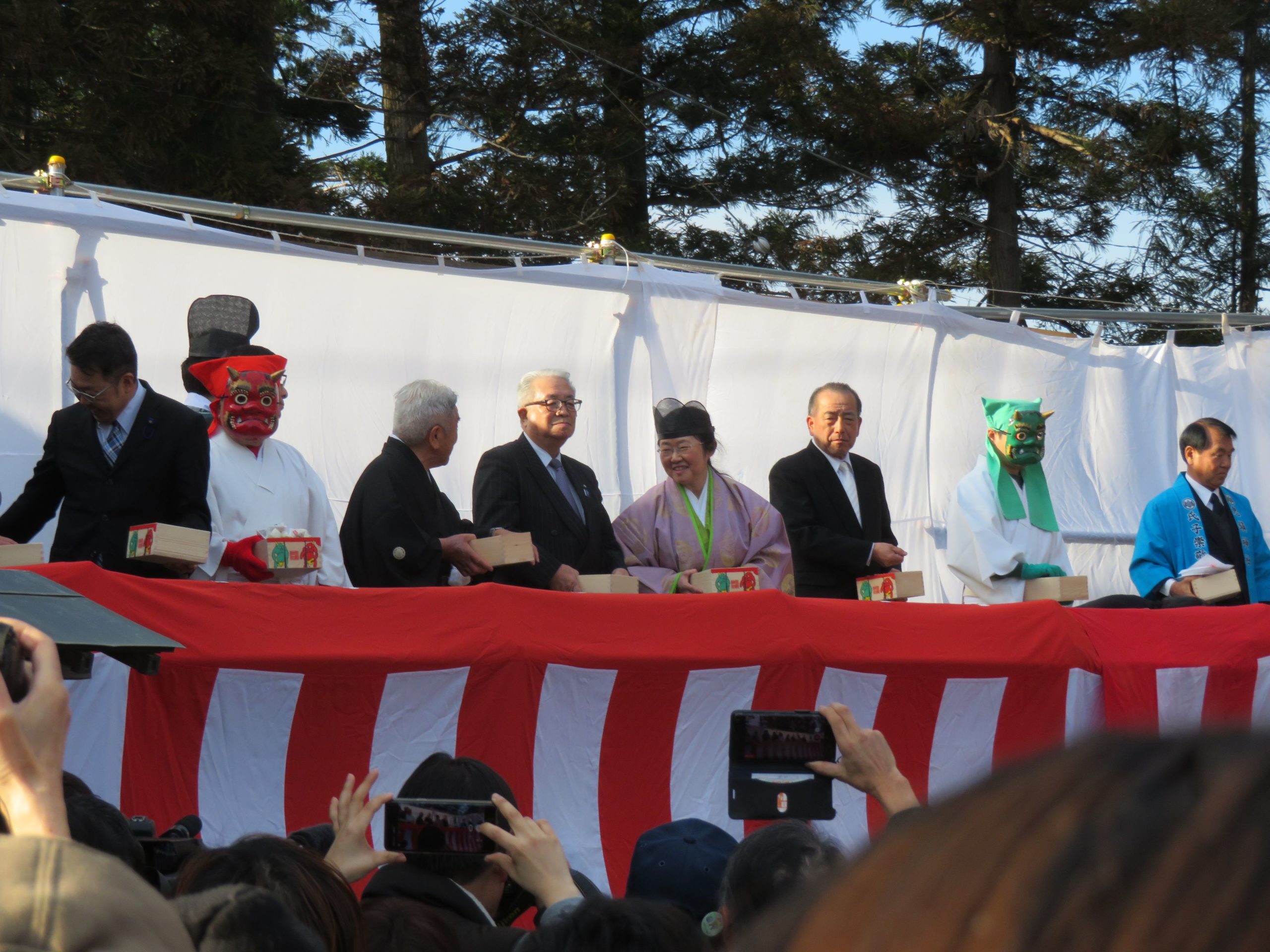 【鬼鎮神社節分祭】年男たちに混じって赤鬼、青鬼が「鬼は内」と叫びながらまく福豆