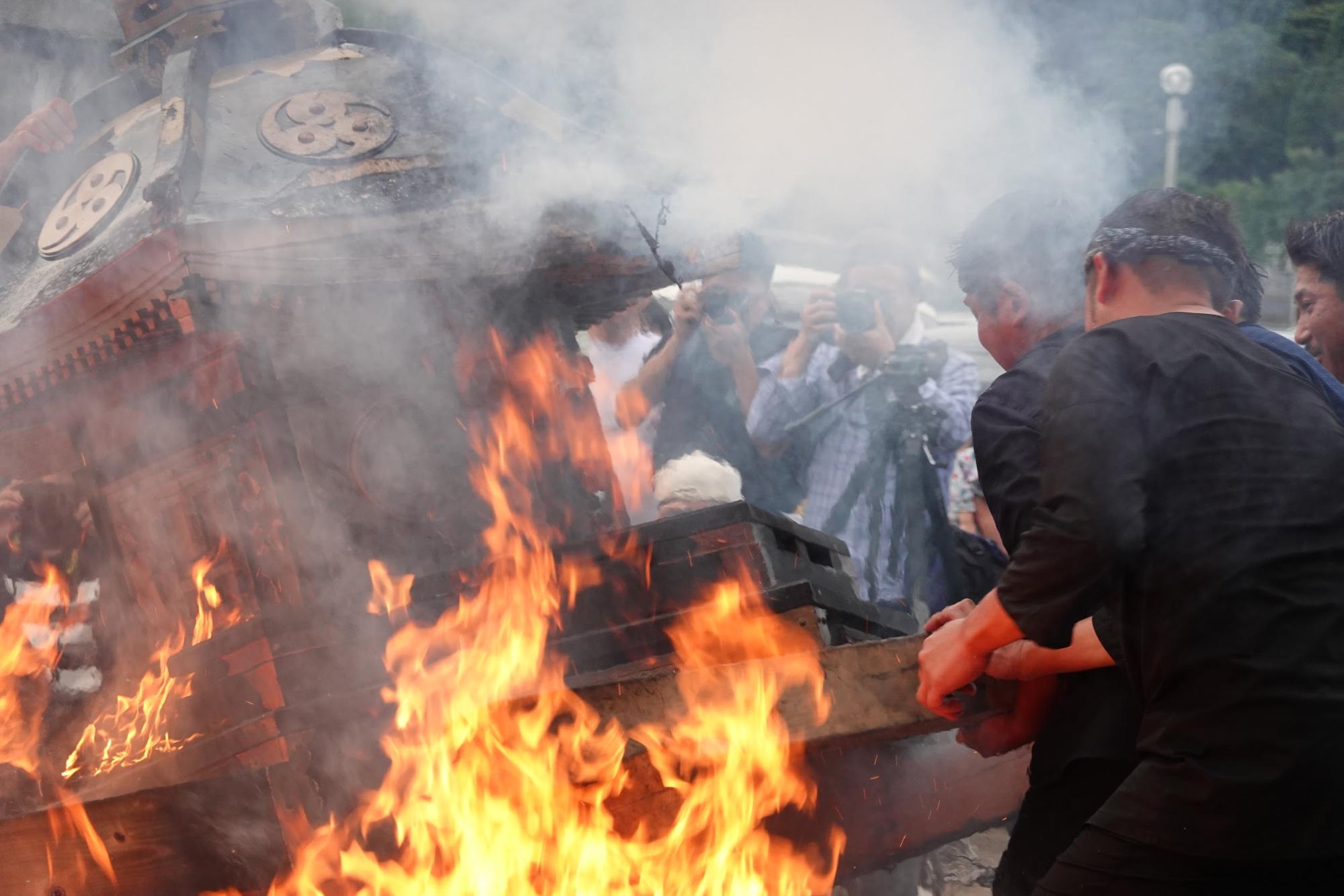 「宇出津のあばれ祭り」神輿が炎の中に投げ込まれる｜観光経済新聞