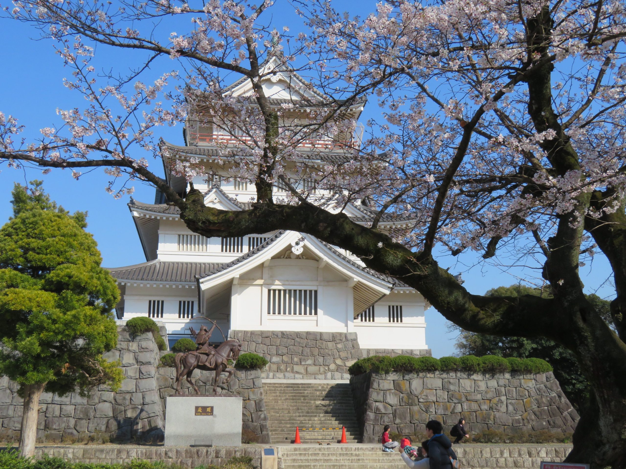【千葉城さくら祭り】再建された天守閣を彩る亥鼻公園のソメイヨシノ