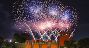 北区花火会はファンゾーンが面白い！赤水門と花火のコラボを堪能してみた