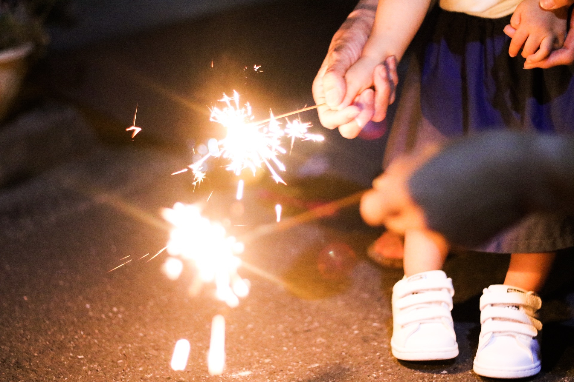 夏の風物詩「花火」はお盆が由来？家族一緒に手持ち花火で先祖を偲ぼう