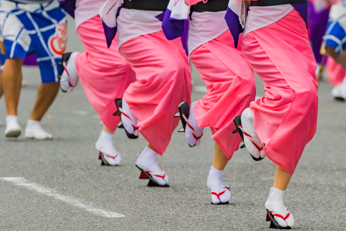 阿波踊りの舞台裏。知りたい！足袋と下駄、踊る阿呆のリアルな足元事情