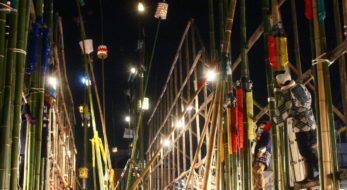 「古河提灯竿もみまつり」提灯が夜空を荒れ舞う奇祭｜観光経済新聞