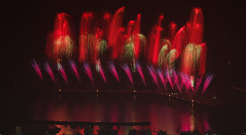 熱海海上花火大会が再開！コロナ禍に希望を与える花火が温泉街を染め上げる