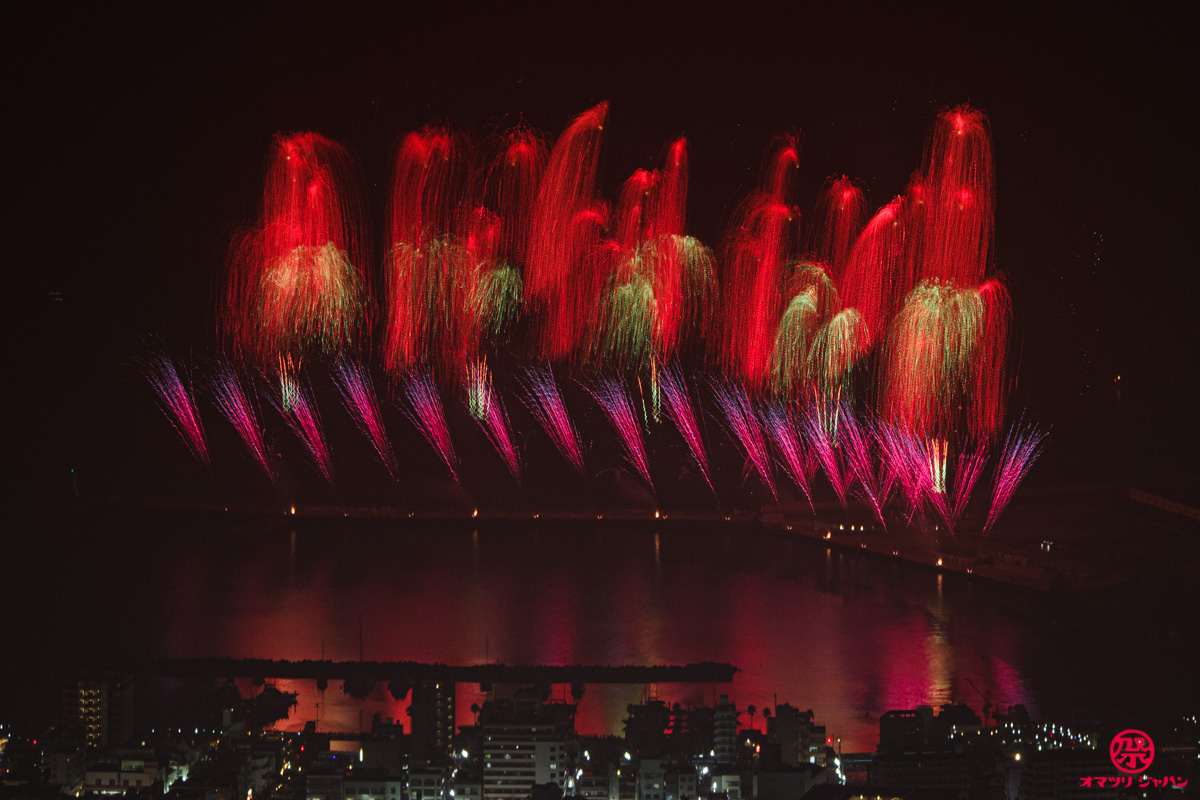 熱海海上花火大会が再開！コロナ禍に希望を与える花火が温泉街を染め上げる