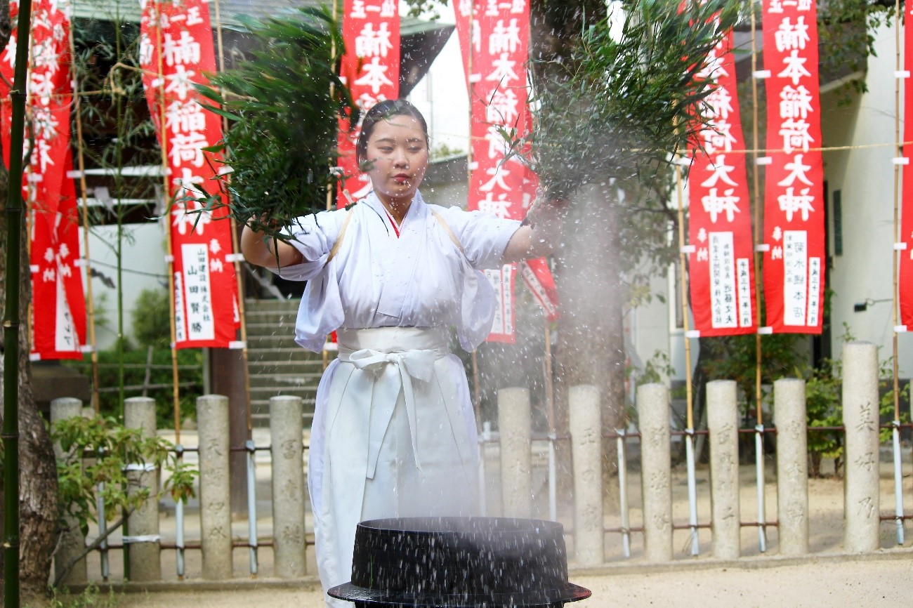 「湊川神社初午祭」浄め湯が飛び交う湯立神事｜観光経済新聞