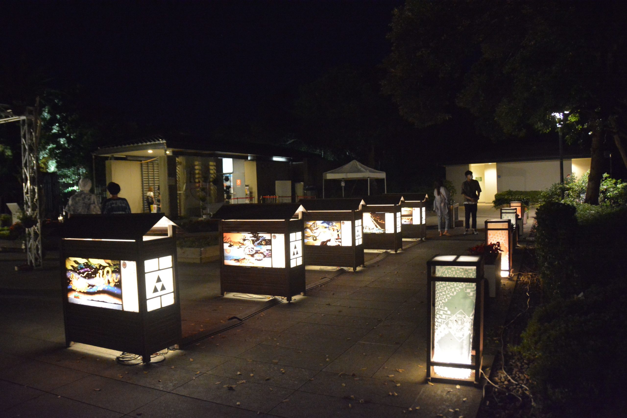 【江の島灯籠】湘南海岸に浮かぶ陸繋島を照らす温かな光に漂う和の情緒