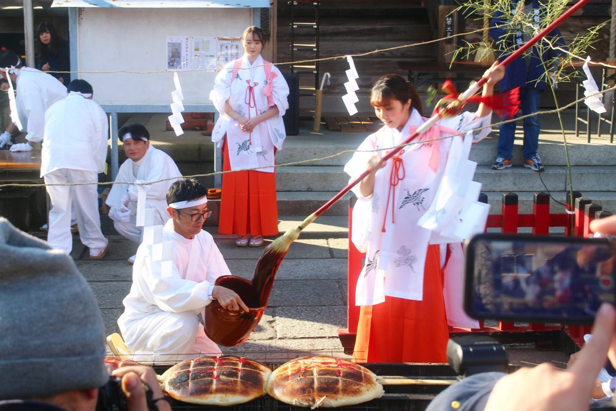 「いせさき初市」新年を祝う、だるまと饅頭｜観光経済新聞