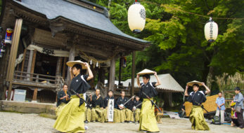 富山県南砺市の伝統芸能を堪能できる「城端むぎや祭」に響く「麦屋節」は九州発？