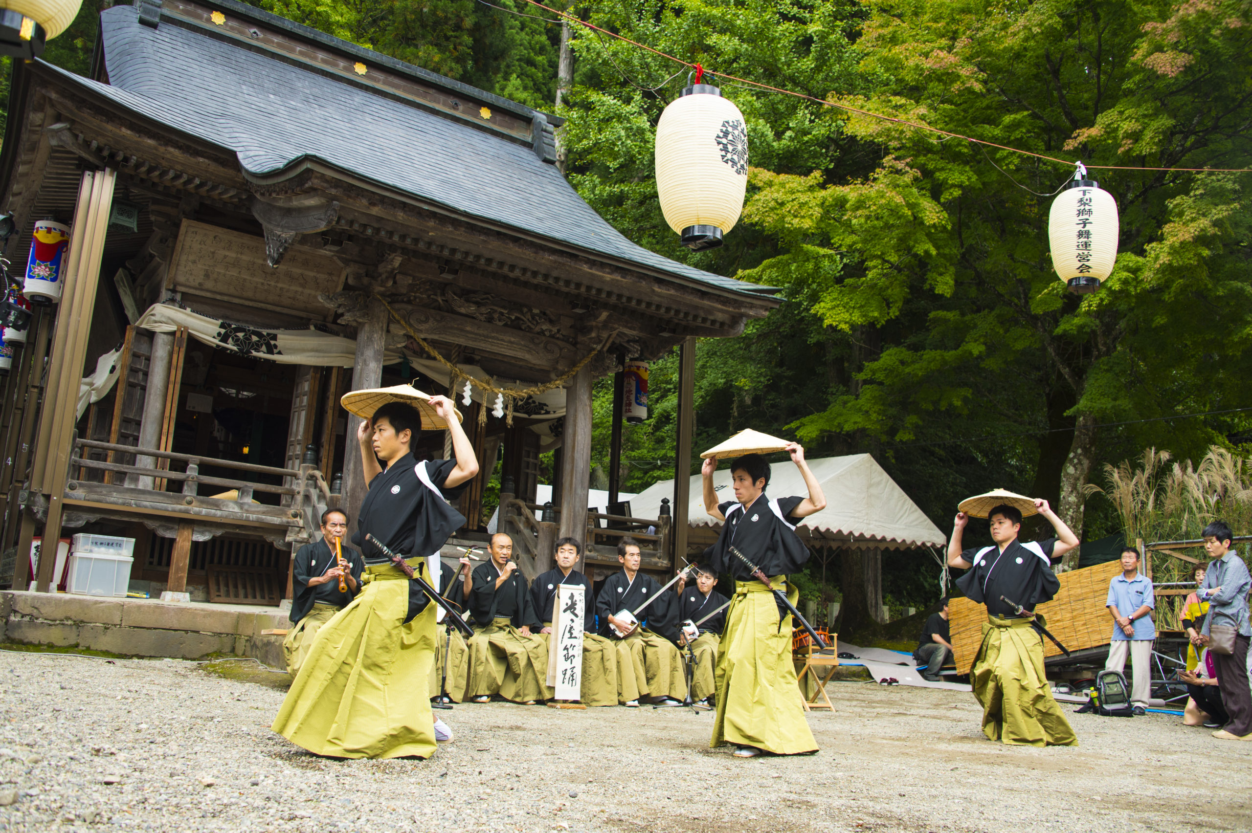 富山県南砺市の伝統芸能を堪能できる「城端むぎや祭」に響く「麦屋節」は九州発？