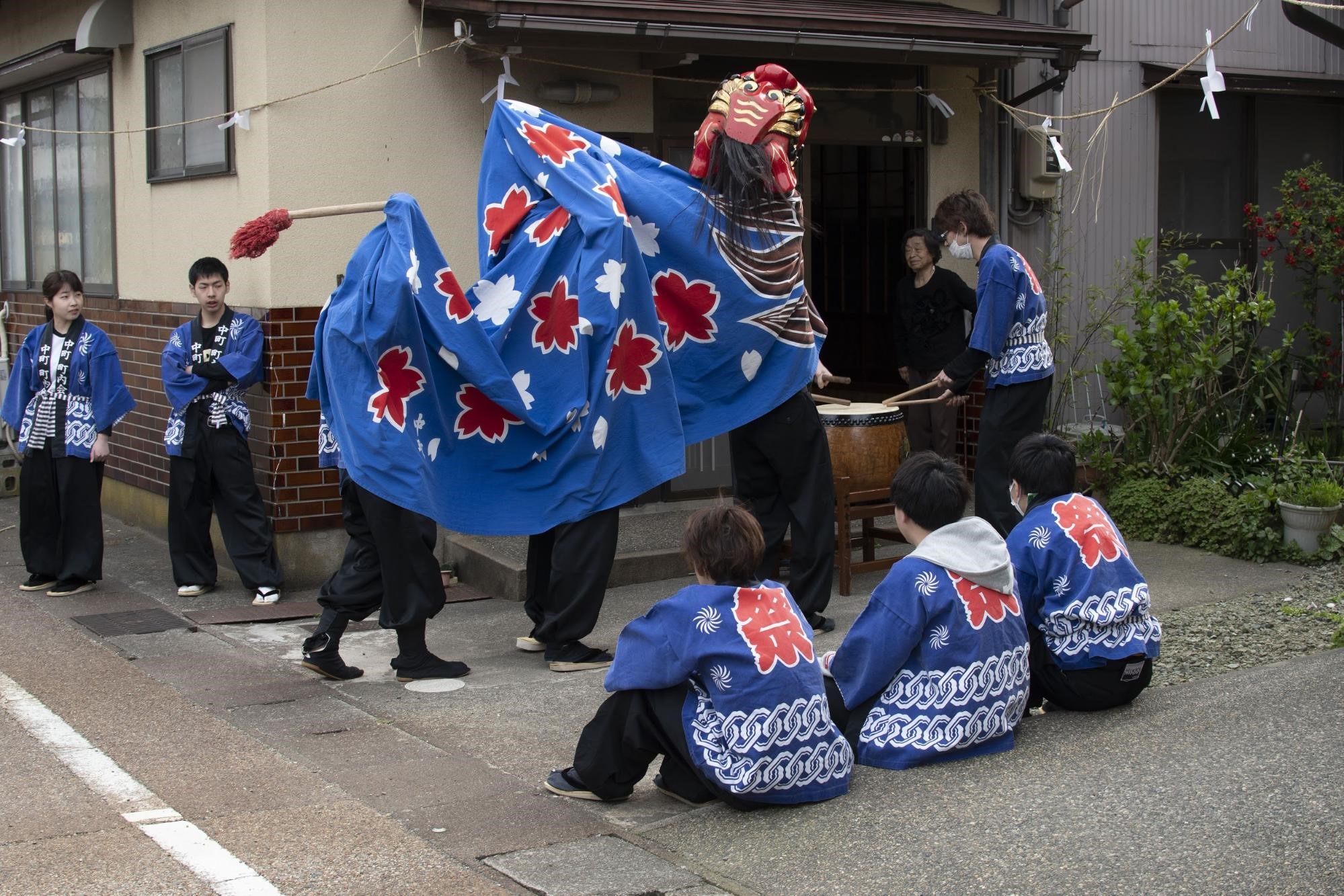 「大聖寺桜まつり」獅子舞探して祭りを楽しむ｜観光経済新聞