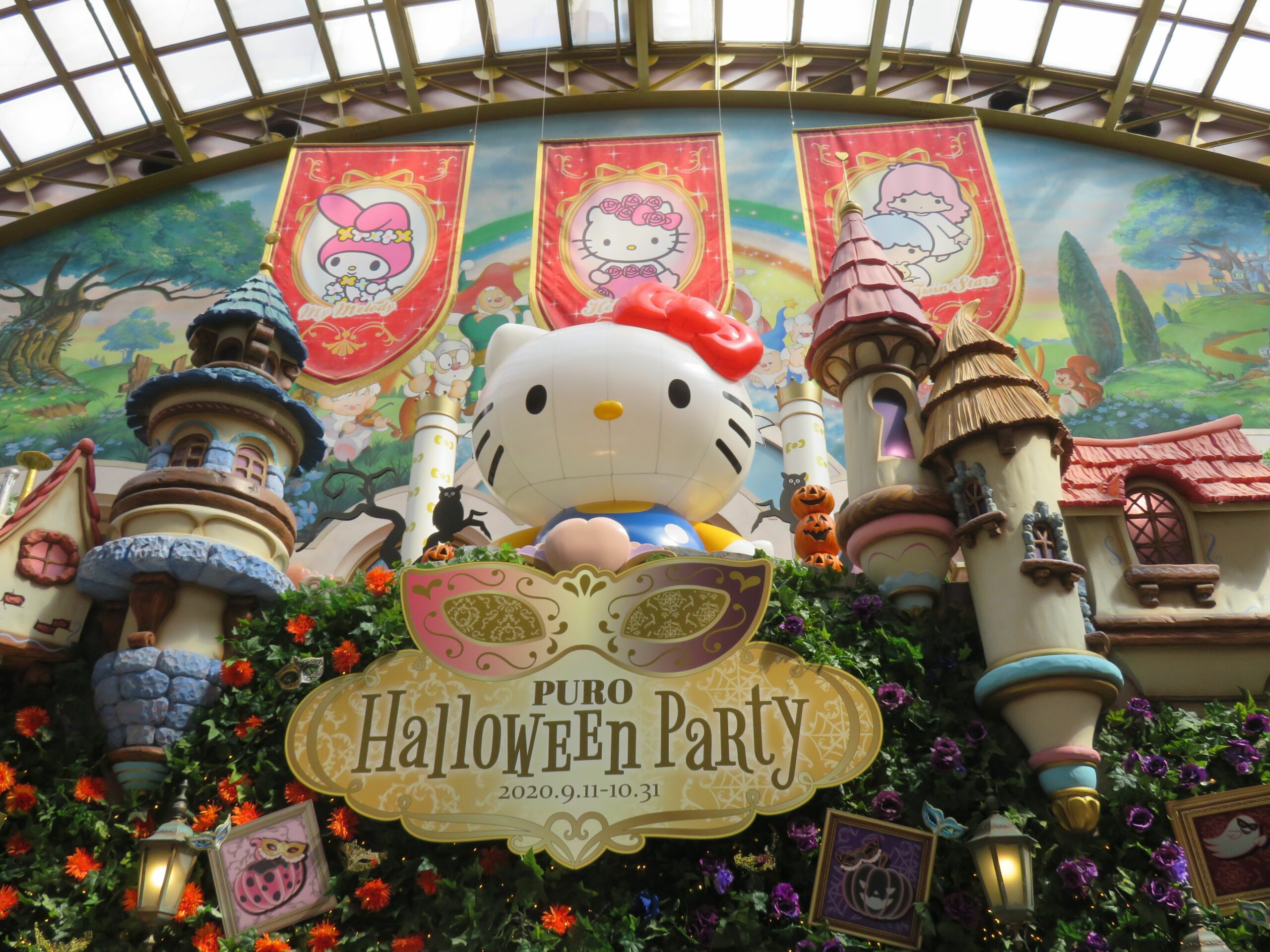 【ピューロハロウィンパーティー】イルミネーションで光り輝くキティちゃん