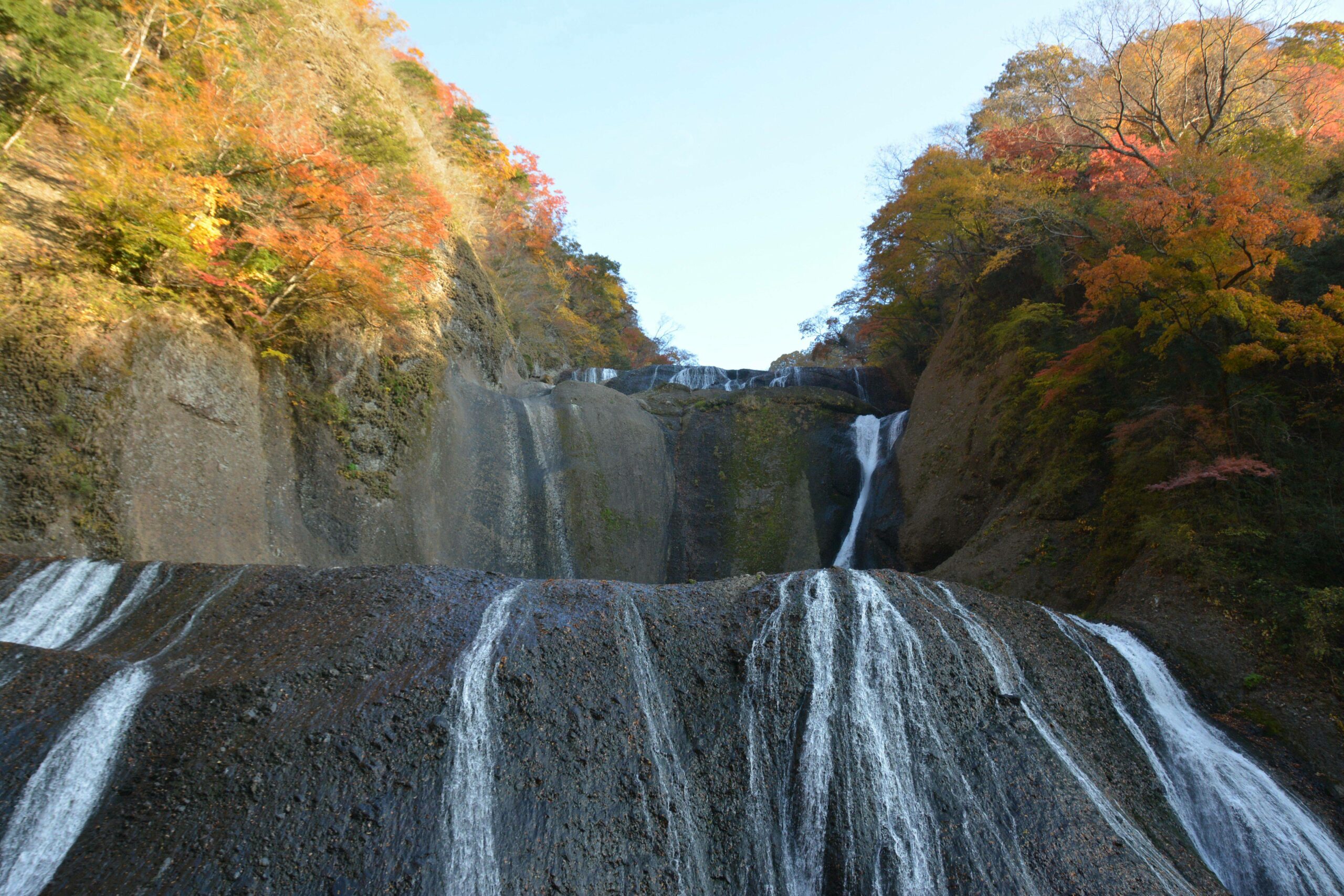 【袋田の滝の紅葉】四段に分かれて水が落下する日本三大名瀑を彩る渓谷