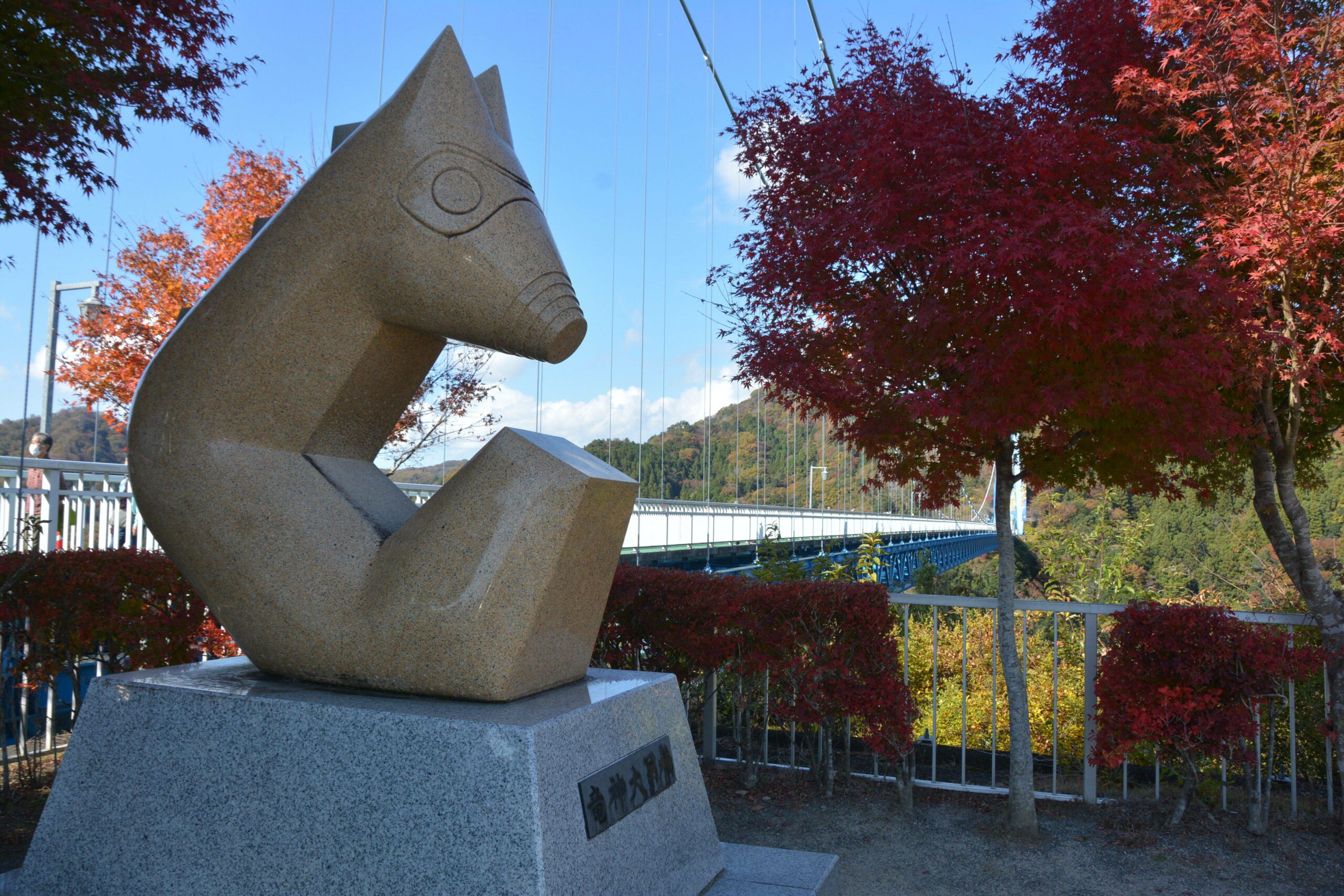 【竜神峡紅葉まつり】季節の彩りで包まれるV字渓谷を繋ぐ本州一の大吊橋