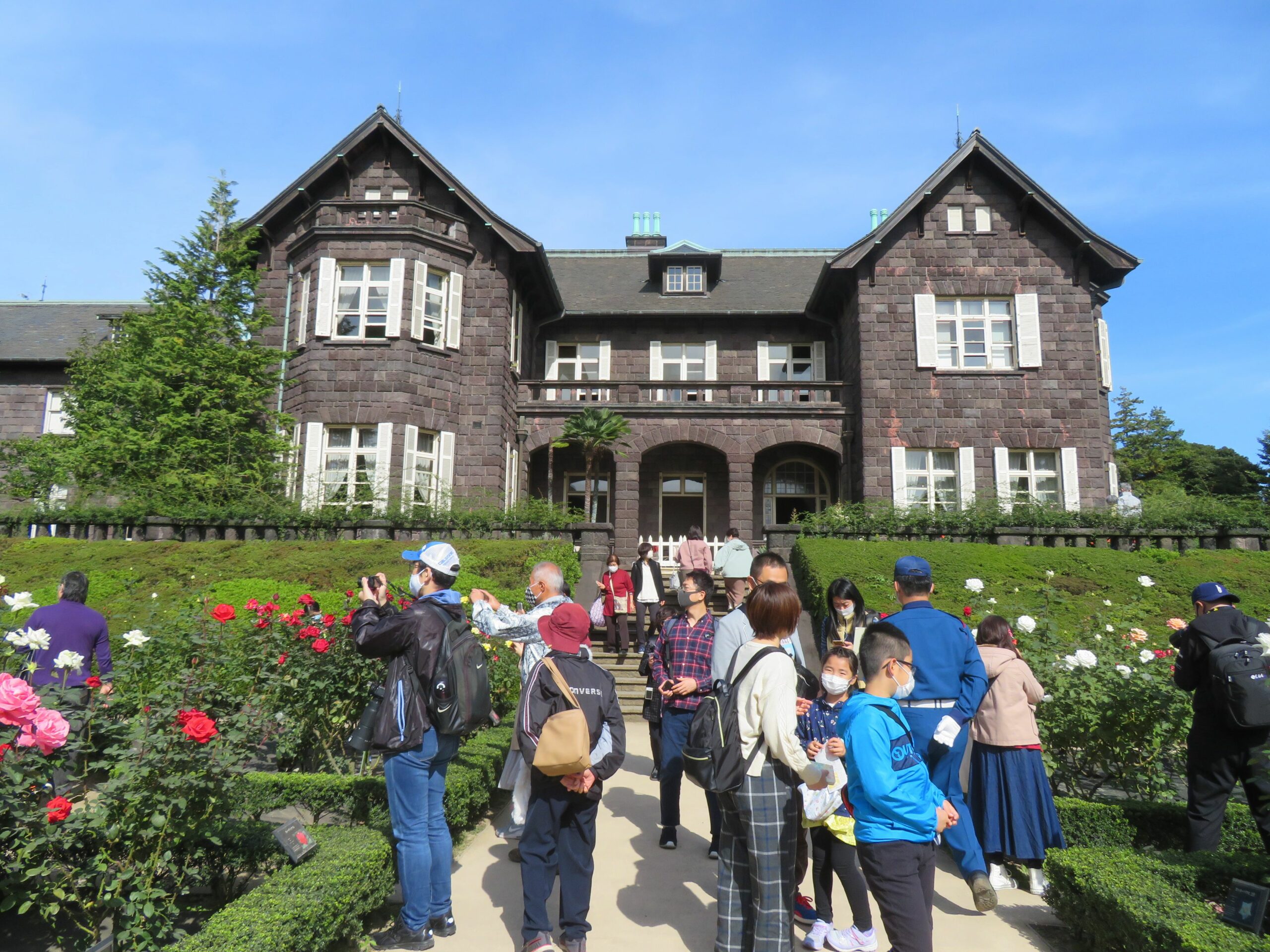 【秋のバラフェスティバル】季節の彩りの化粧をまとう旧古河庭園の洋館