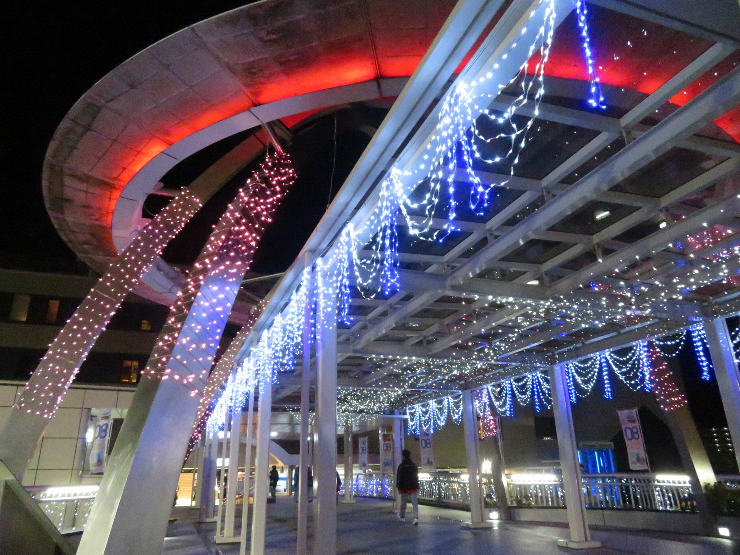 【土浦ウィンターフェスティバル】イルミネーションで輝く駅広場のデッキ