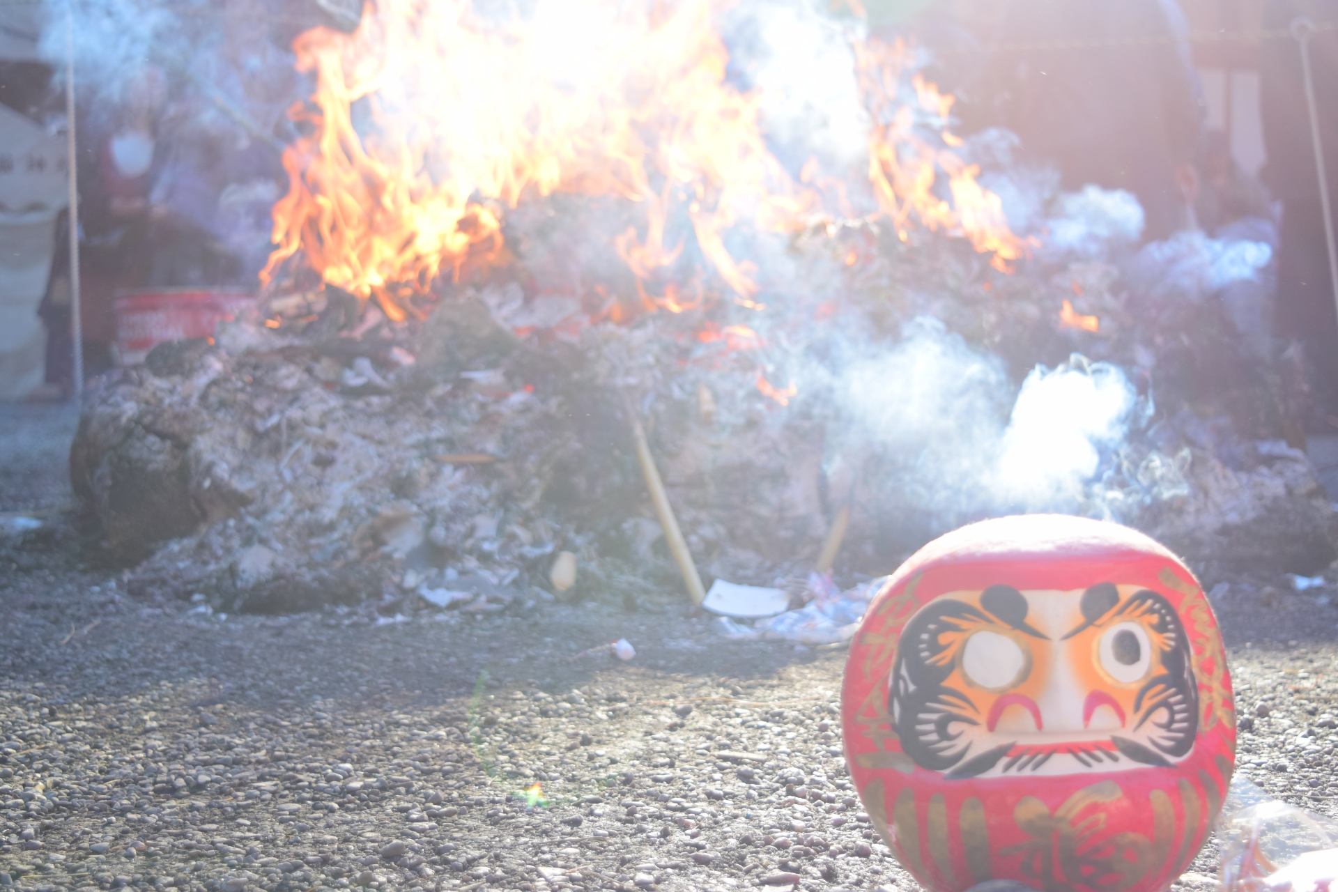 どんど焼きが中止に！どんど焼きの意味と、お焚き上げができない時のダルマや破魔矢の処分方法は？