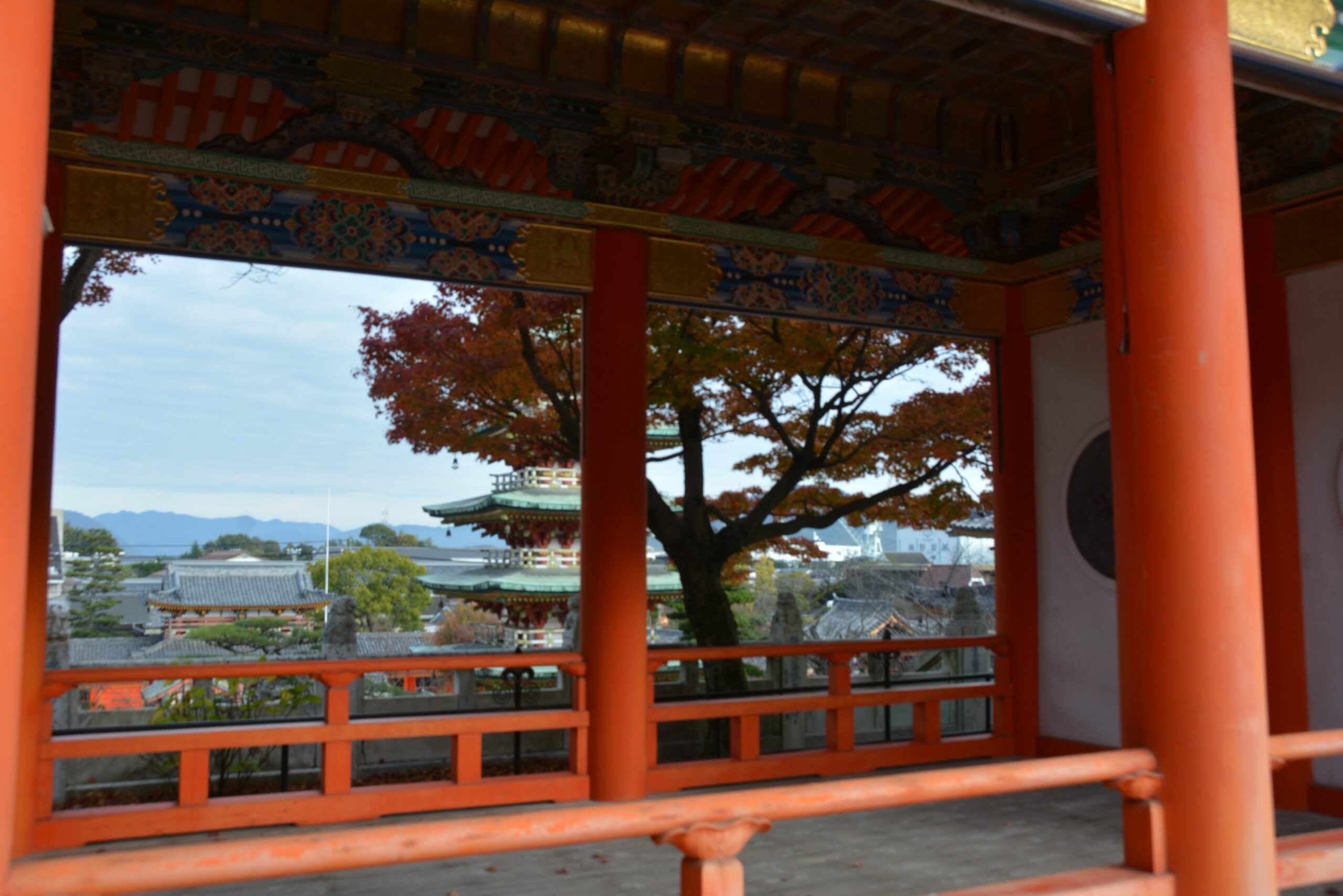 【耕三寺・紅葉狩り】瀬戸内海に浮かぶ島に建つ博物館のような寺の秋の装い