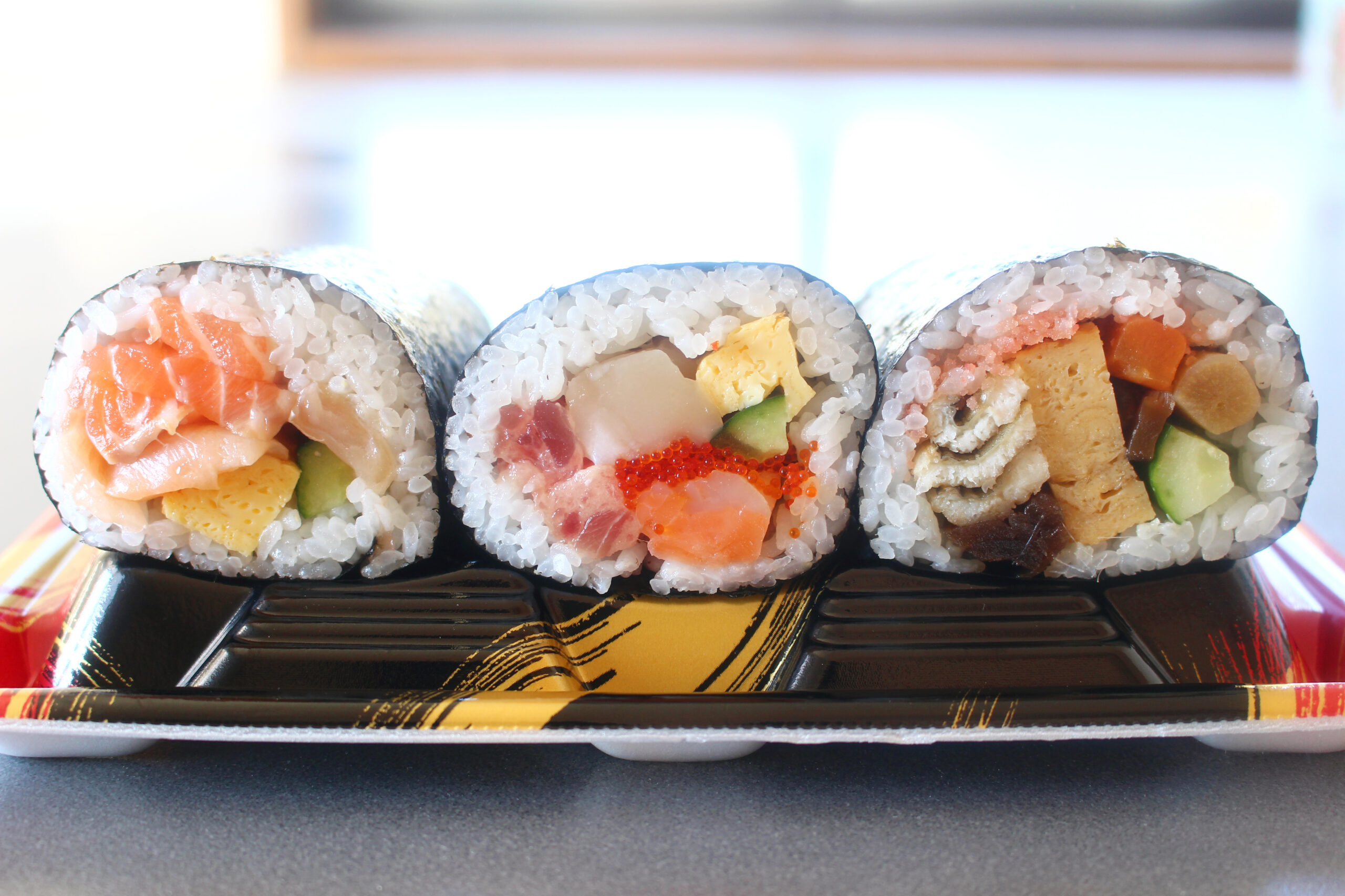 ヤオコーの恵方巻セットが魅力！ほたては1.8倍、生サーモンに活〆煮穴子まで