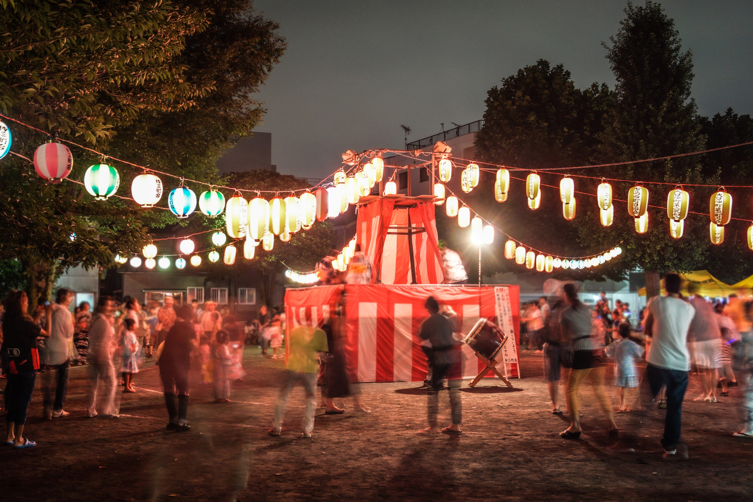 なぜ盆踊りは輪になって踊る？民俗学から本当の成り立ちにせまる！