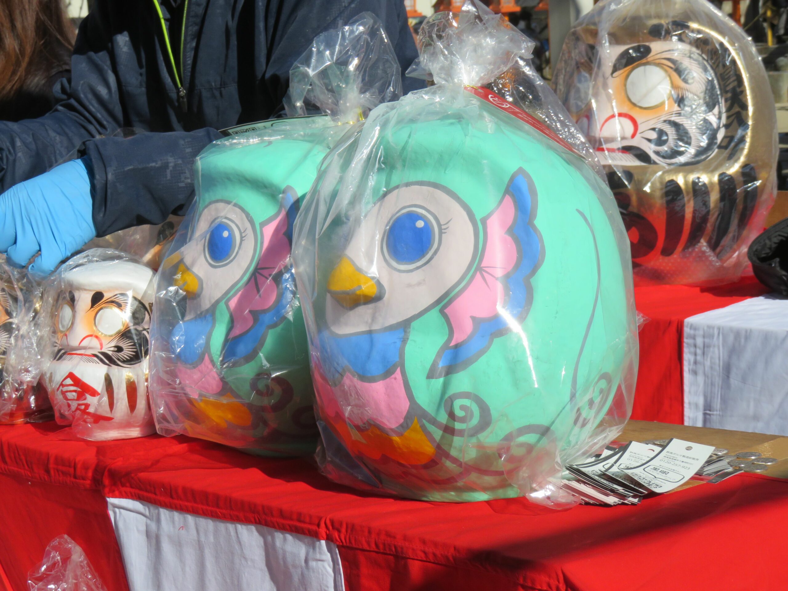 【前橋初市まつり】前橋八幡宮で高崎だるまに挟まれる独創的な招き猫やアマビエ