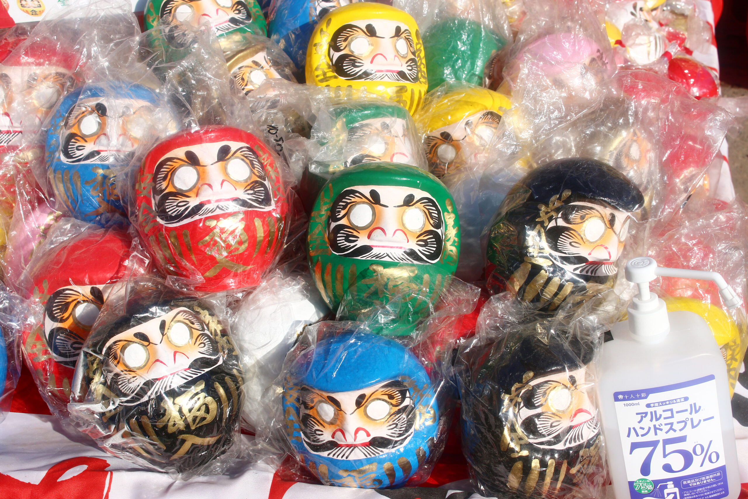 拝島大師だるま市2021！真っ赤なだるまが参道に並ぶ正月の祭り【速報】