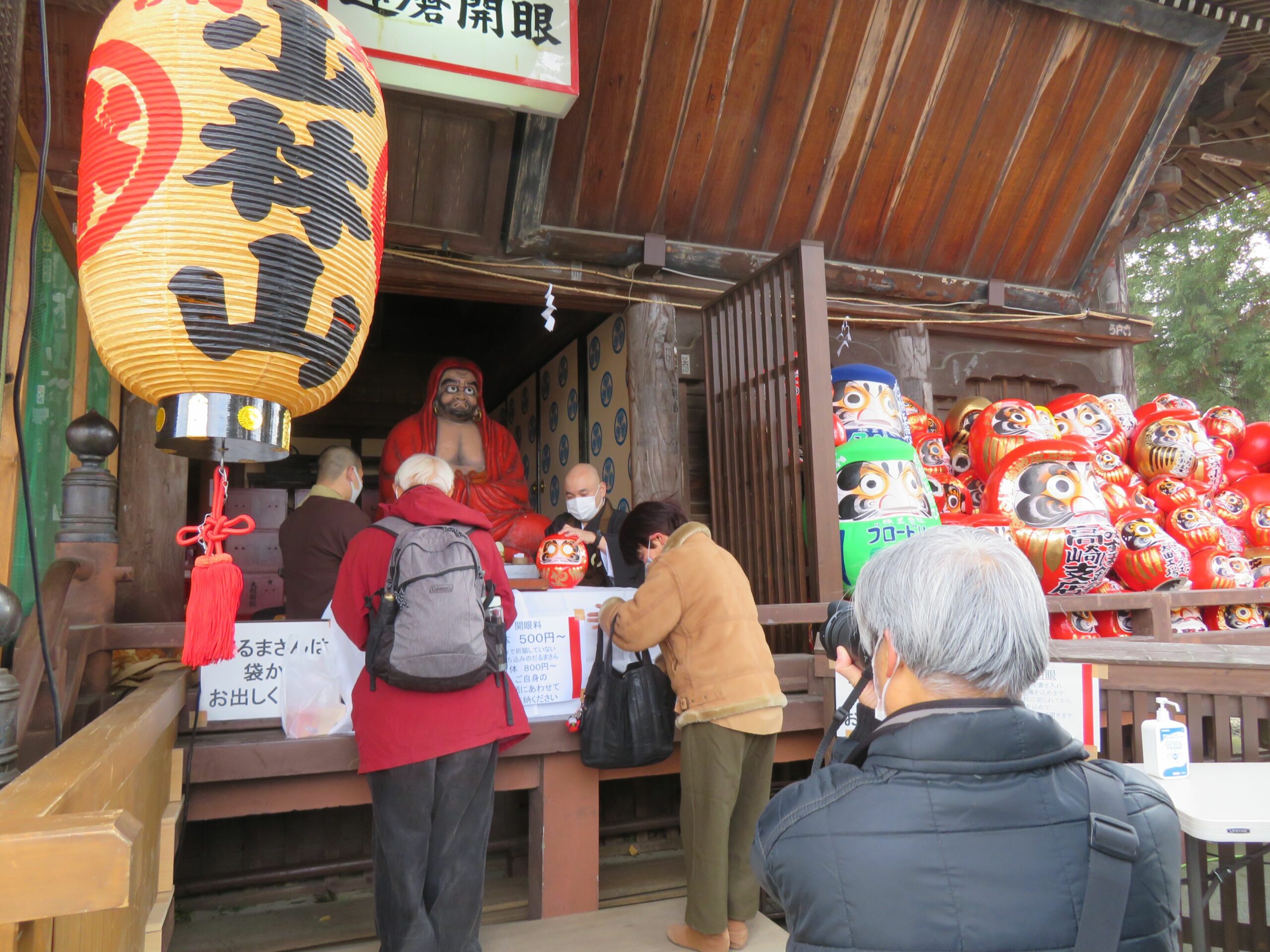 【少林山七草大祭だるま市】鶴を眉、亀を髭に描く生産量日本一の高崎だるま