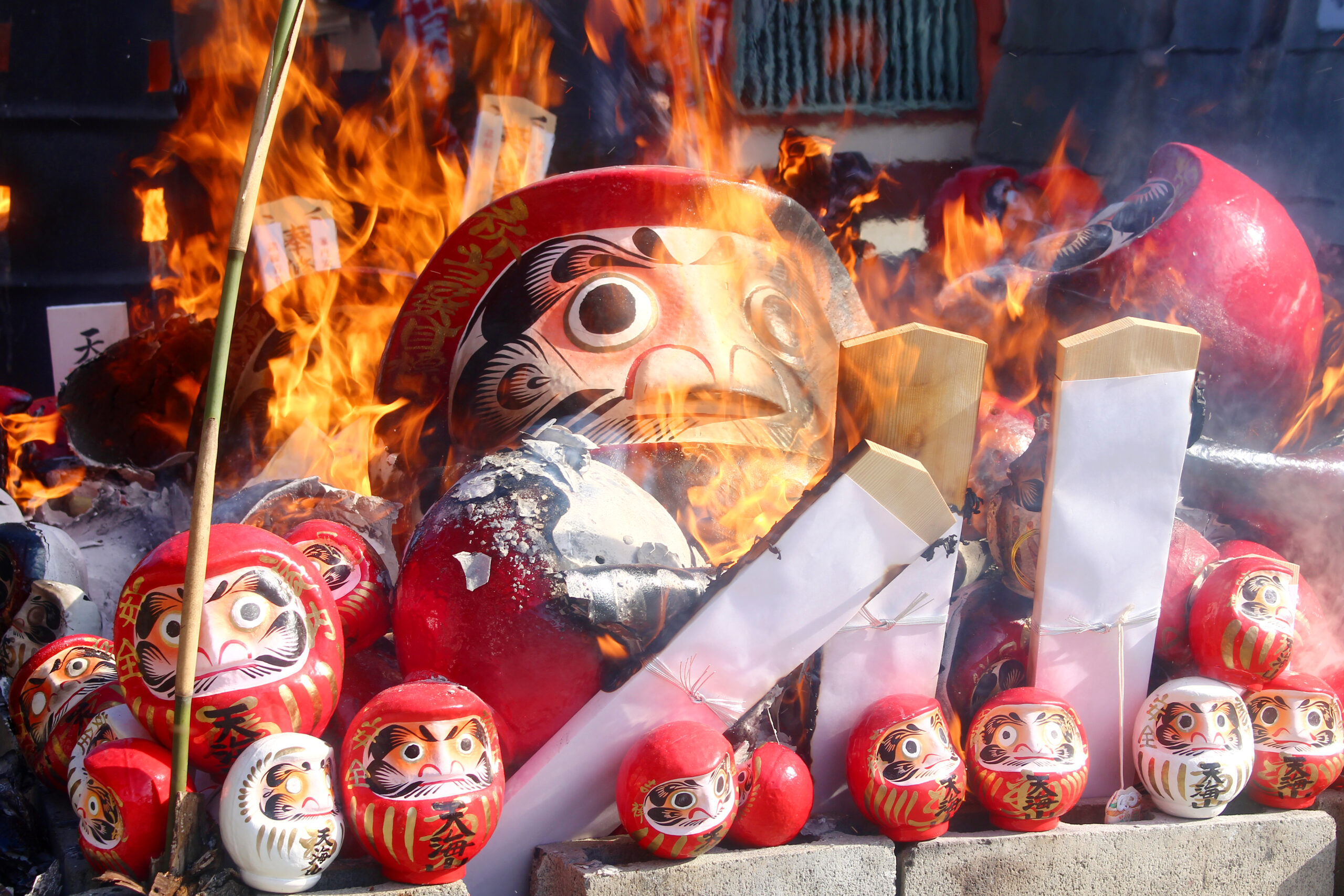 雲龍寺だるま市2021速報レポート！だるまが並び、お焚上も行われる正月の祭り