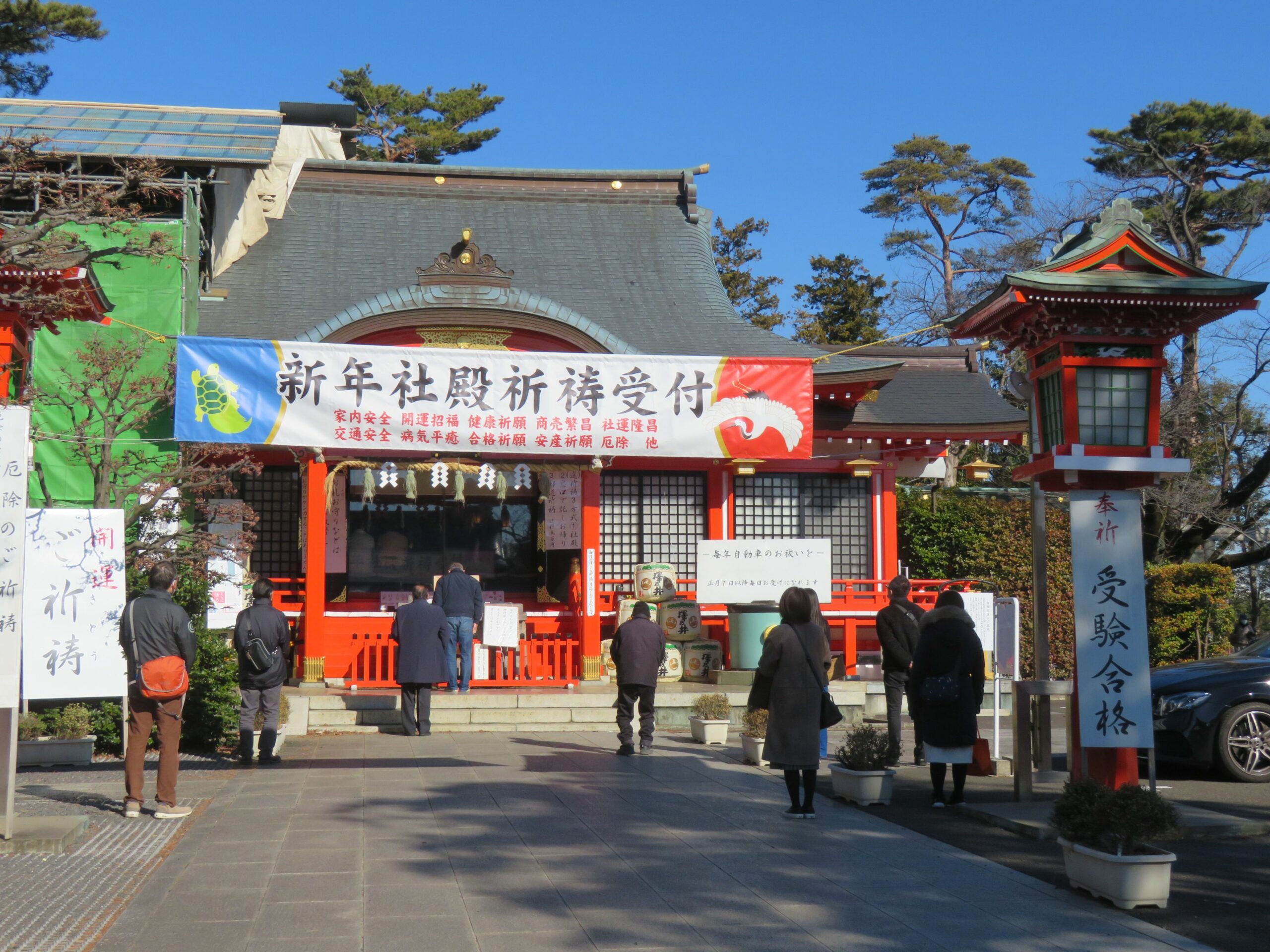 【東伏見稲荷神社・初午祭】朱色の鳥居がひしめき合う拝殿の北をお塚巡り