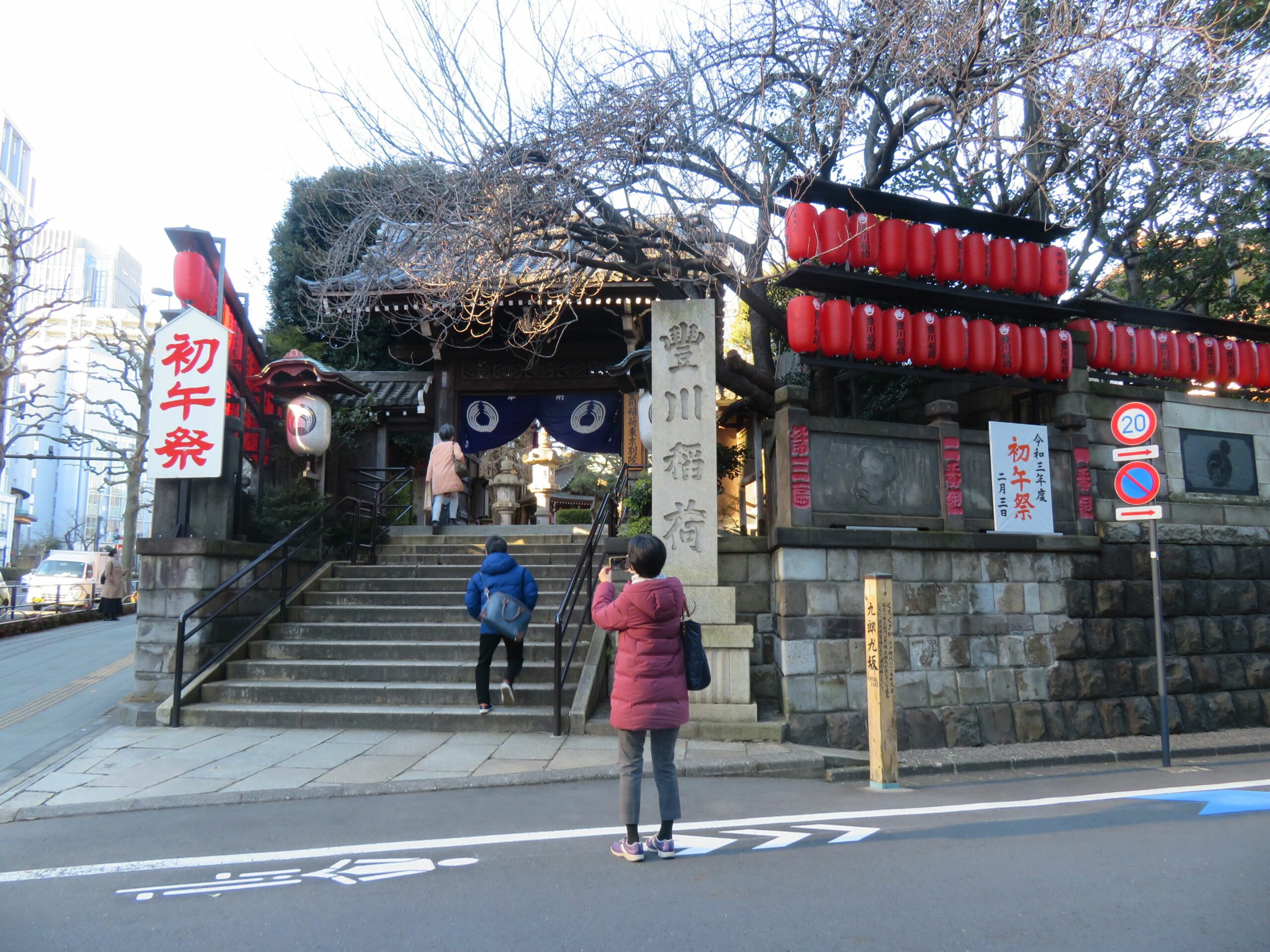 【豊川稲荷東京別院・初午祭】夥しい数の狐が境内に座る曹洞宗の寺院