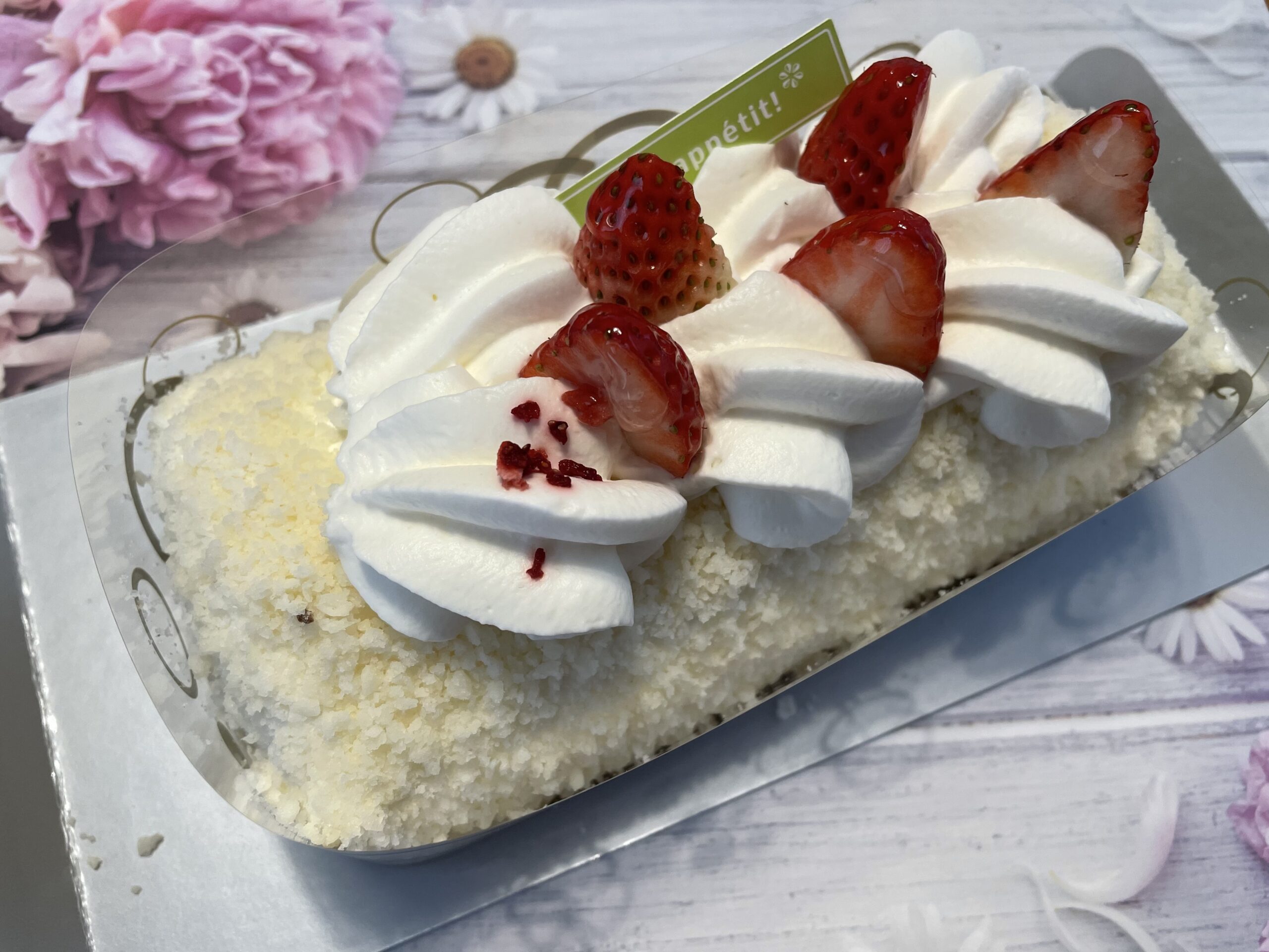 シャトレーゼのホワイトデー限定！真っ白なチョコロールの中は？実食レポート！