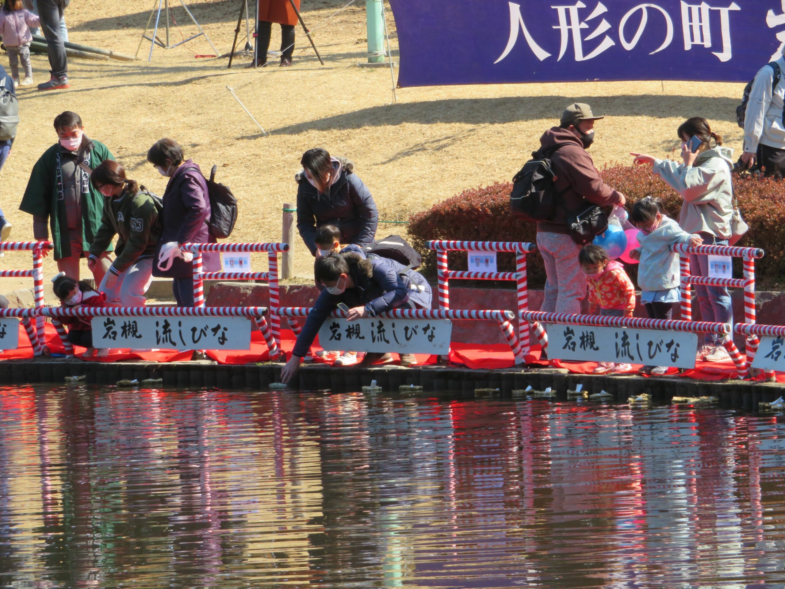 【岩槻流しびな】桃の節句前に人形を乗せた「さん俵」が浮かぶ城址公園の池
