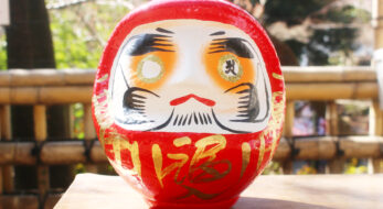 深大寺だるま市・厄除元三大師大祭2021！だるまが並び、お坊さんによる目入も