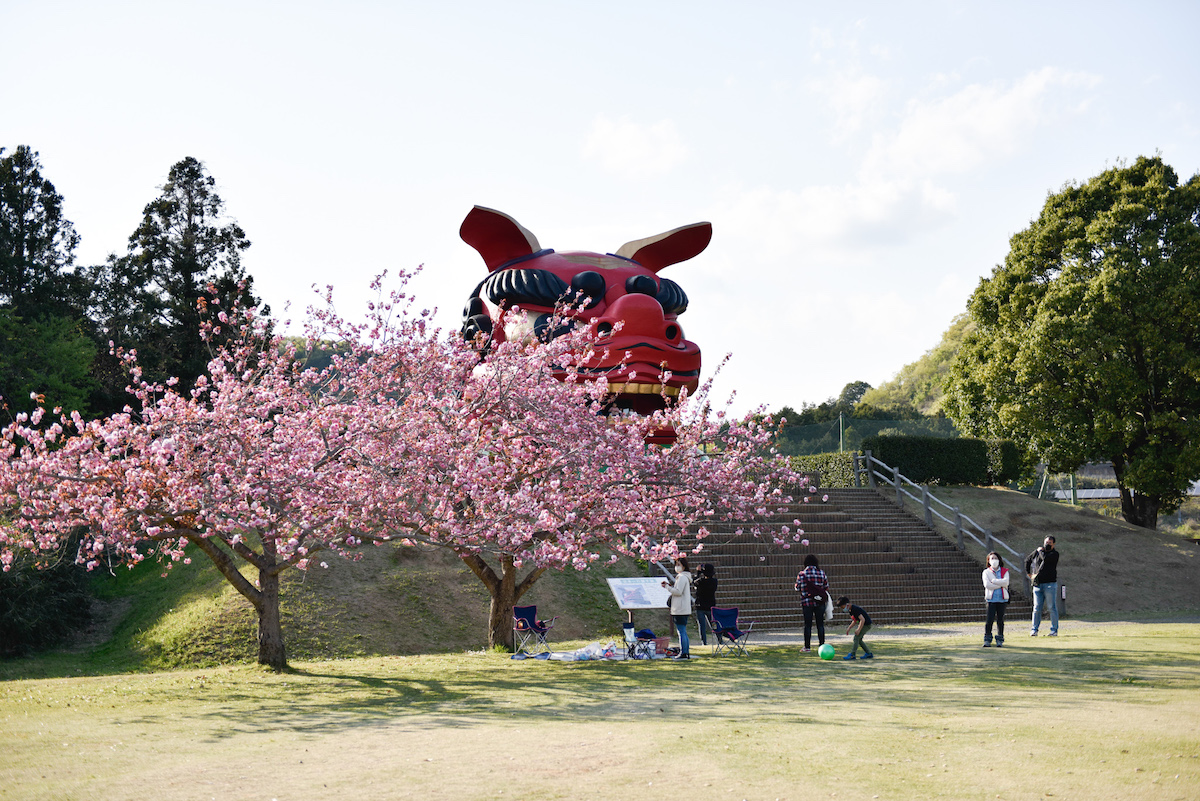 常陸風土記の丘でお花見！脇にそびえ立つのは巨大な獅子頭！？
