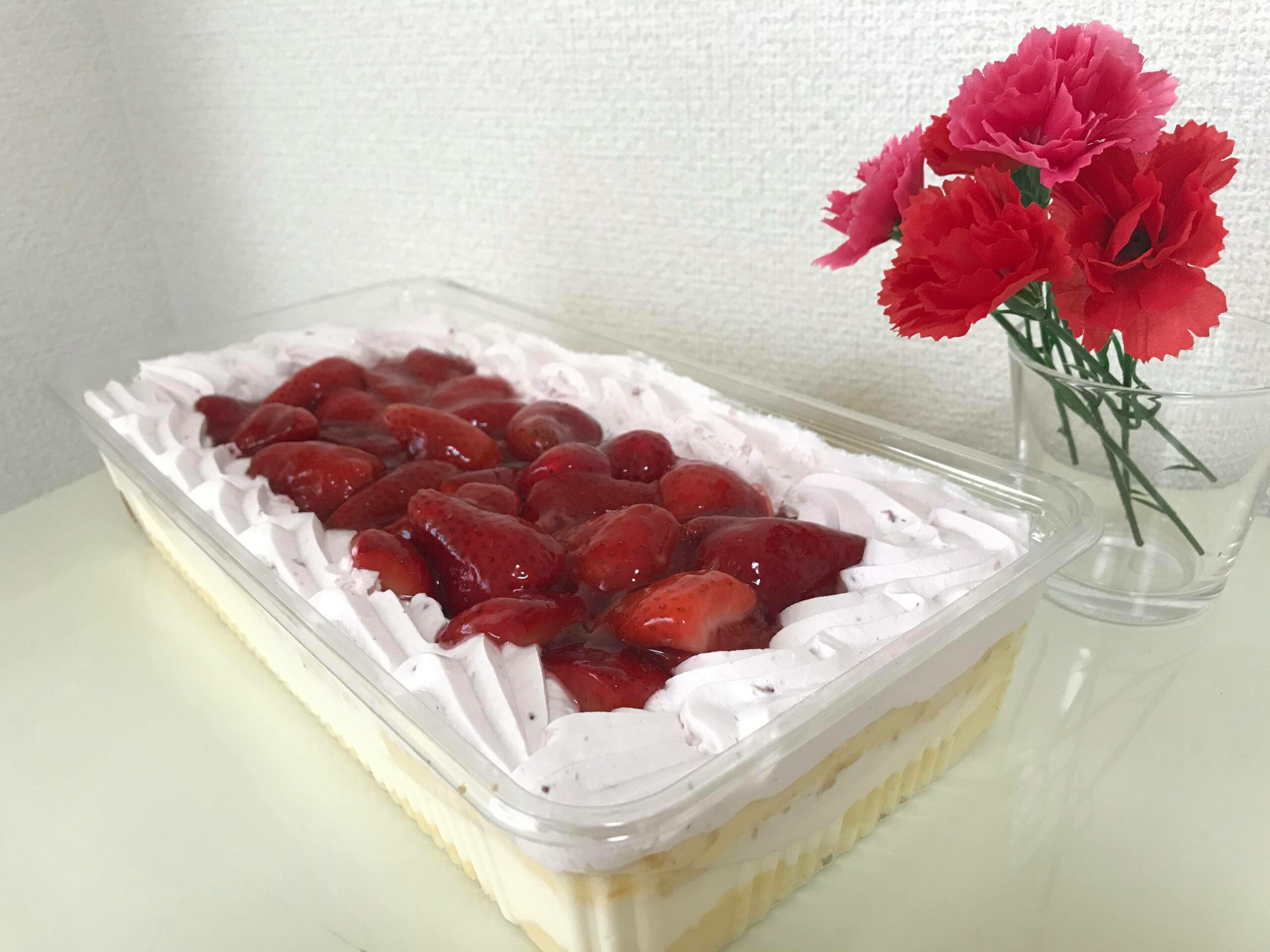 母の日にピッタリ！コストコの赤白カラーのケーキって？実食レポ