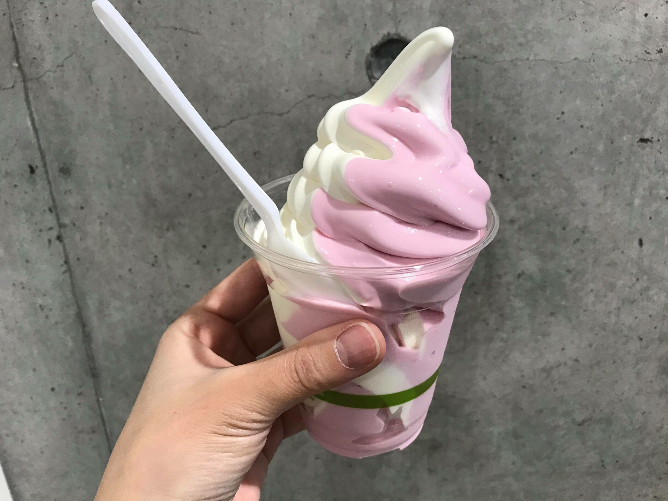 コストコはフードコートも楽しい！新作の「あまおうソフトクリーム」を実食レポ！