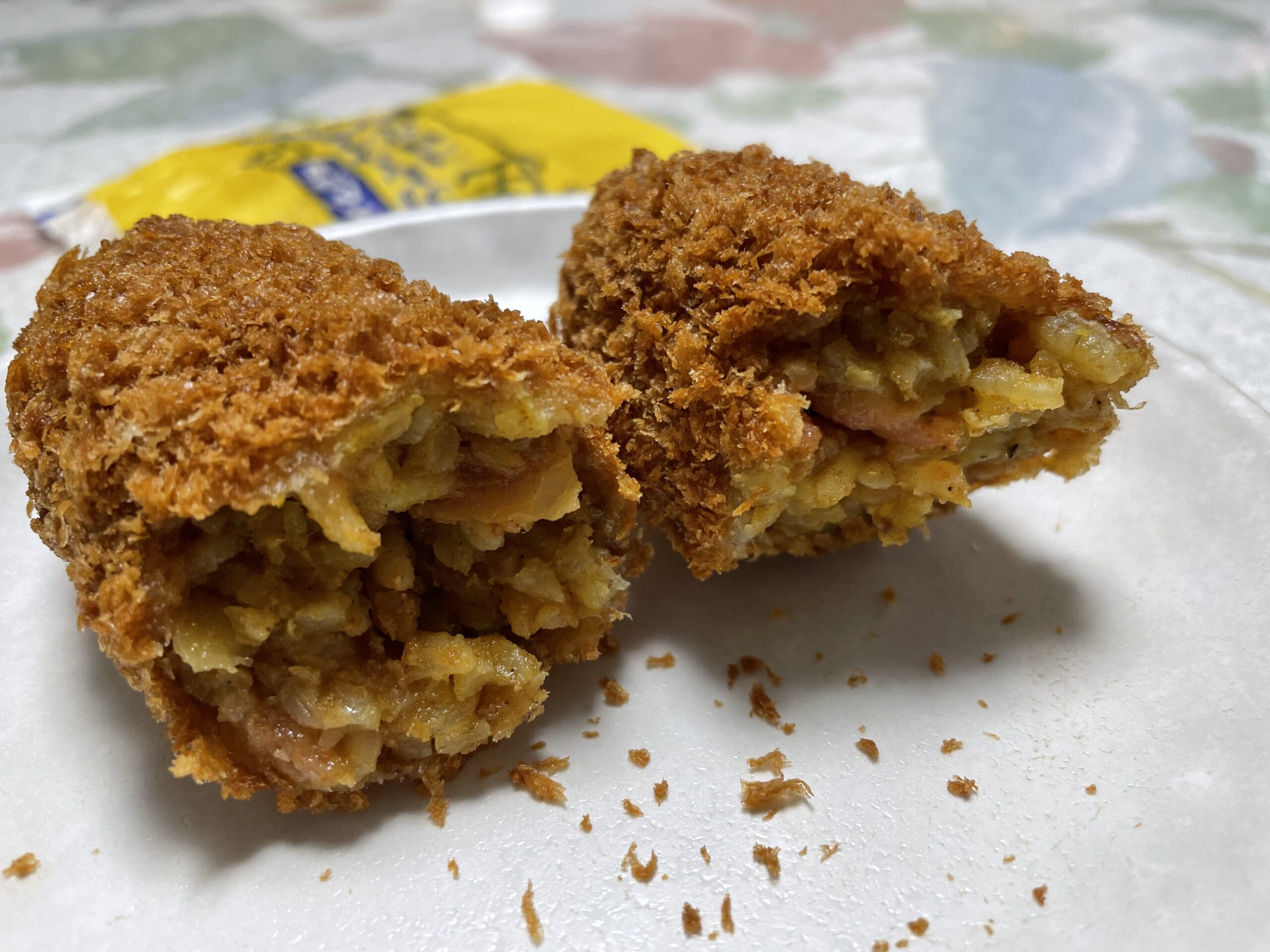 よこすか海軍カレーライスコロッケは腹持ち◎！味の特徴は？ご当地コロッケ実食