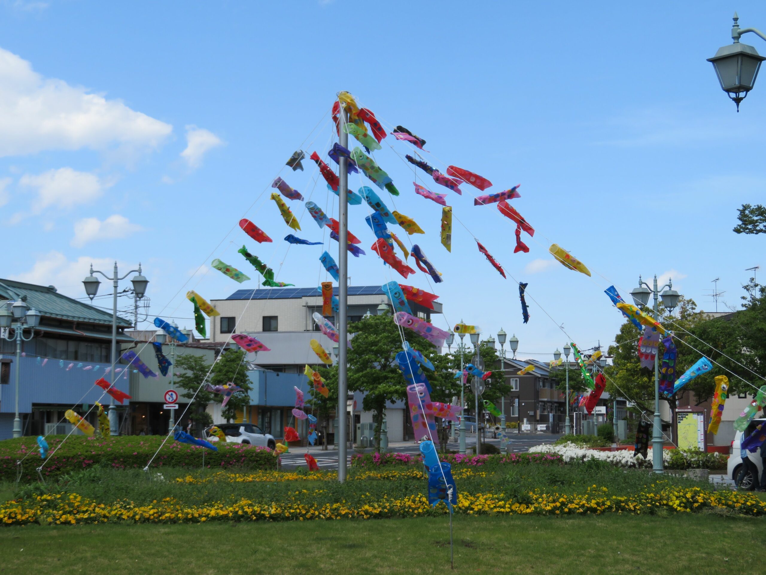 ゆうき鯉のぼりまつり、結城紬の伝統が漲る駅のロータリーで遊戯を踊る鯉