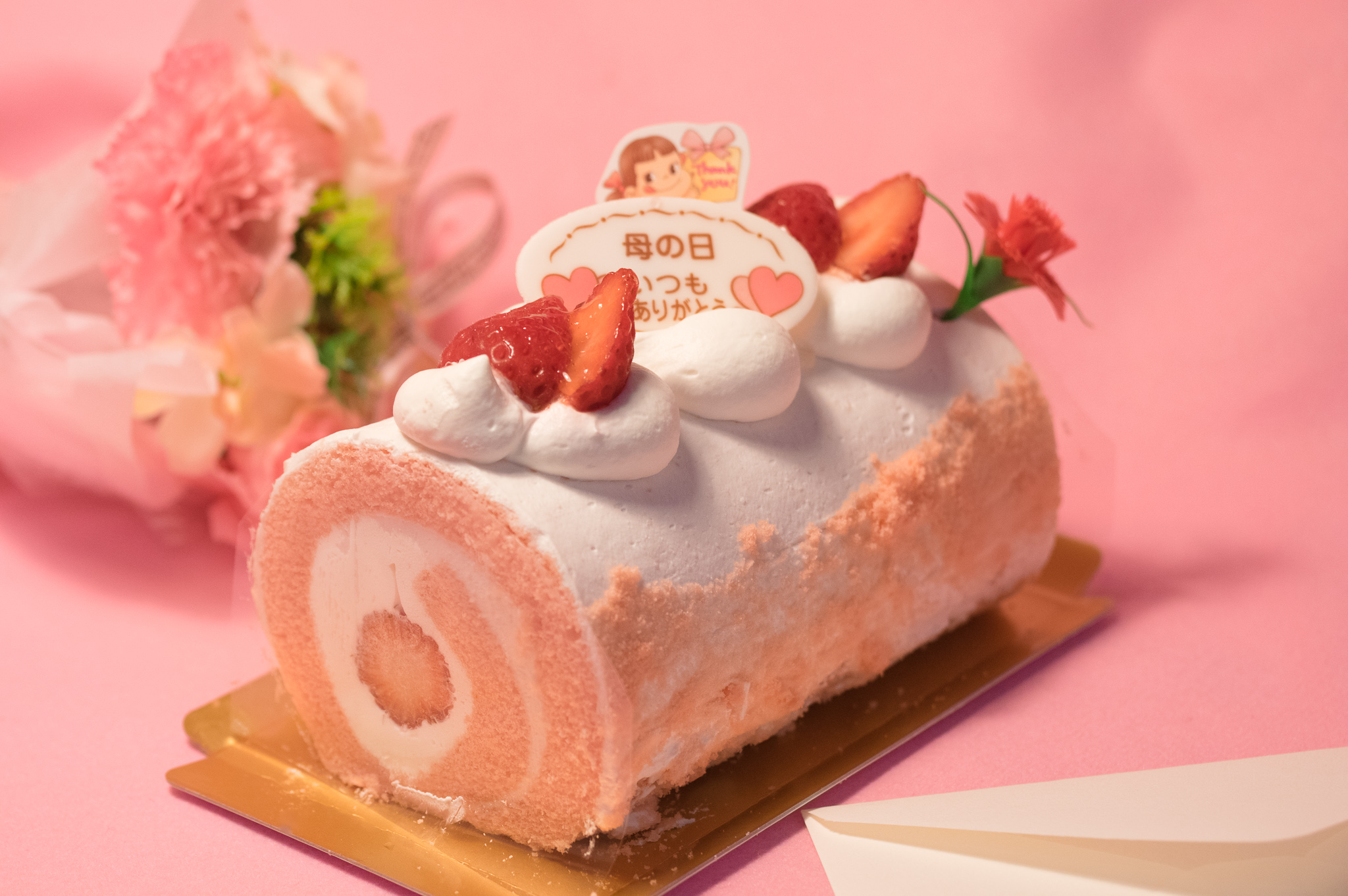 不二家の「母の日 苺のロールケーキ」を実食レポ！感謝と笑顔を