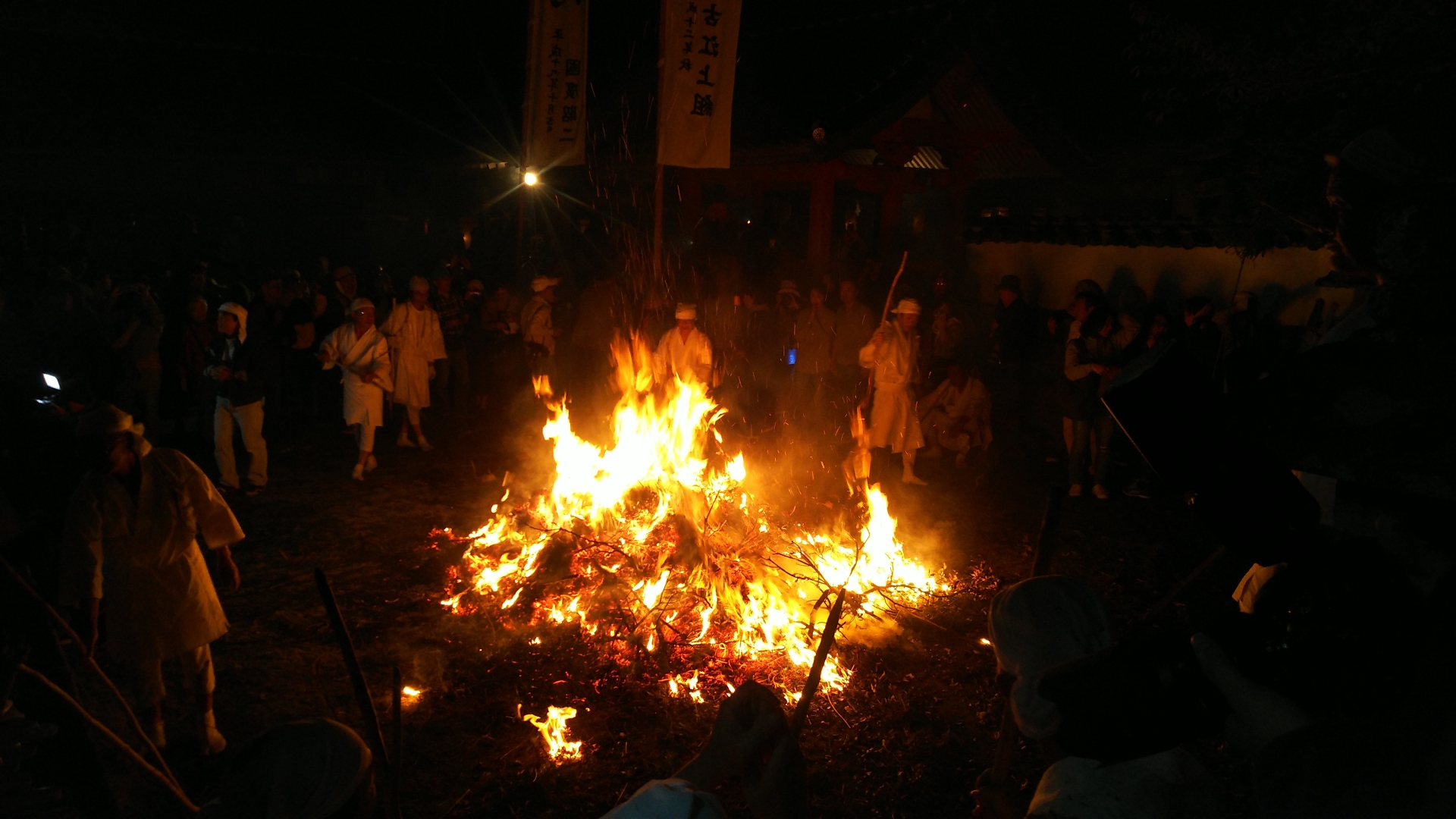 誰も起源を知らない！謎の仮面が乱舞する「ケベス祭」とは？