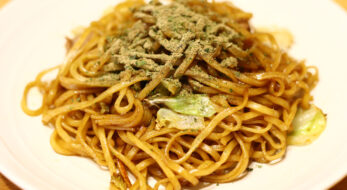 静岡名物「富士宮やきそば」！その特徴は上にかける○○？お家でも簡単再現