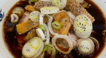 富山のご当地ラーメンは衝撃の黒さ！？ブラックラーメン発祥店には○○が無い！