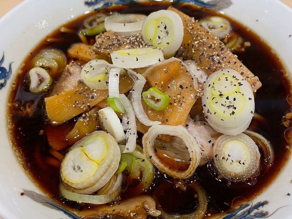 富山のご当地ラーメンは衝撃の黒さ！？ブラックラーメン発祥店には○○が無い！