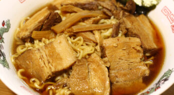 千葉県のご当地グルメ「竹岡式ラーメン」！その特徴はお肉と真っ黒な○○