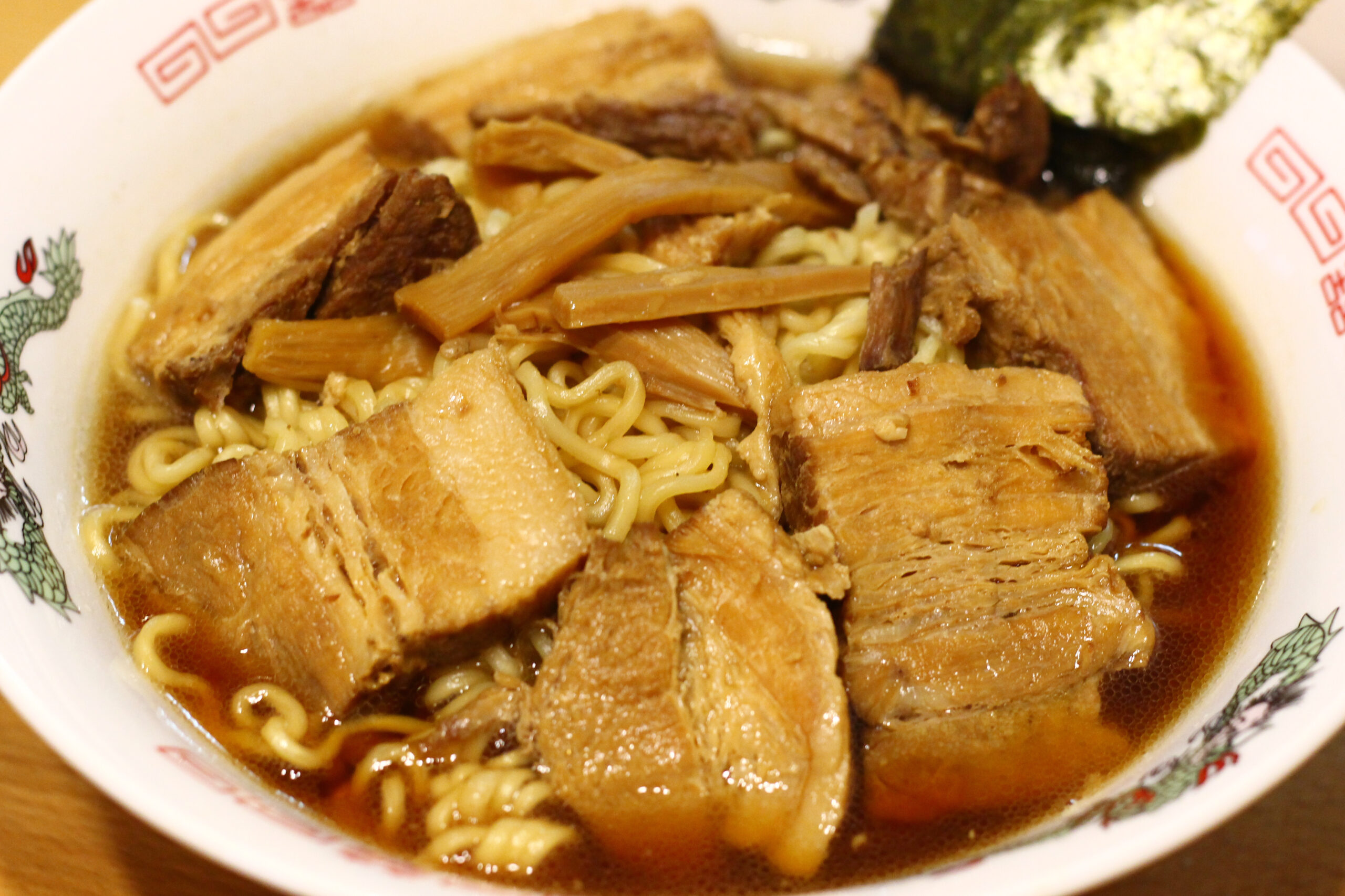 千葉県のご当地グルメ「竹岡式ラーメン」！その特徴はお肉と真っ黒な○○