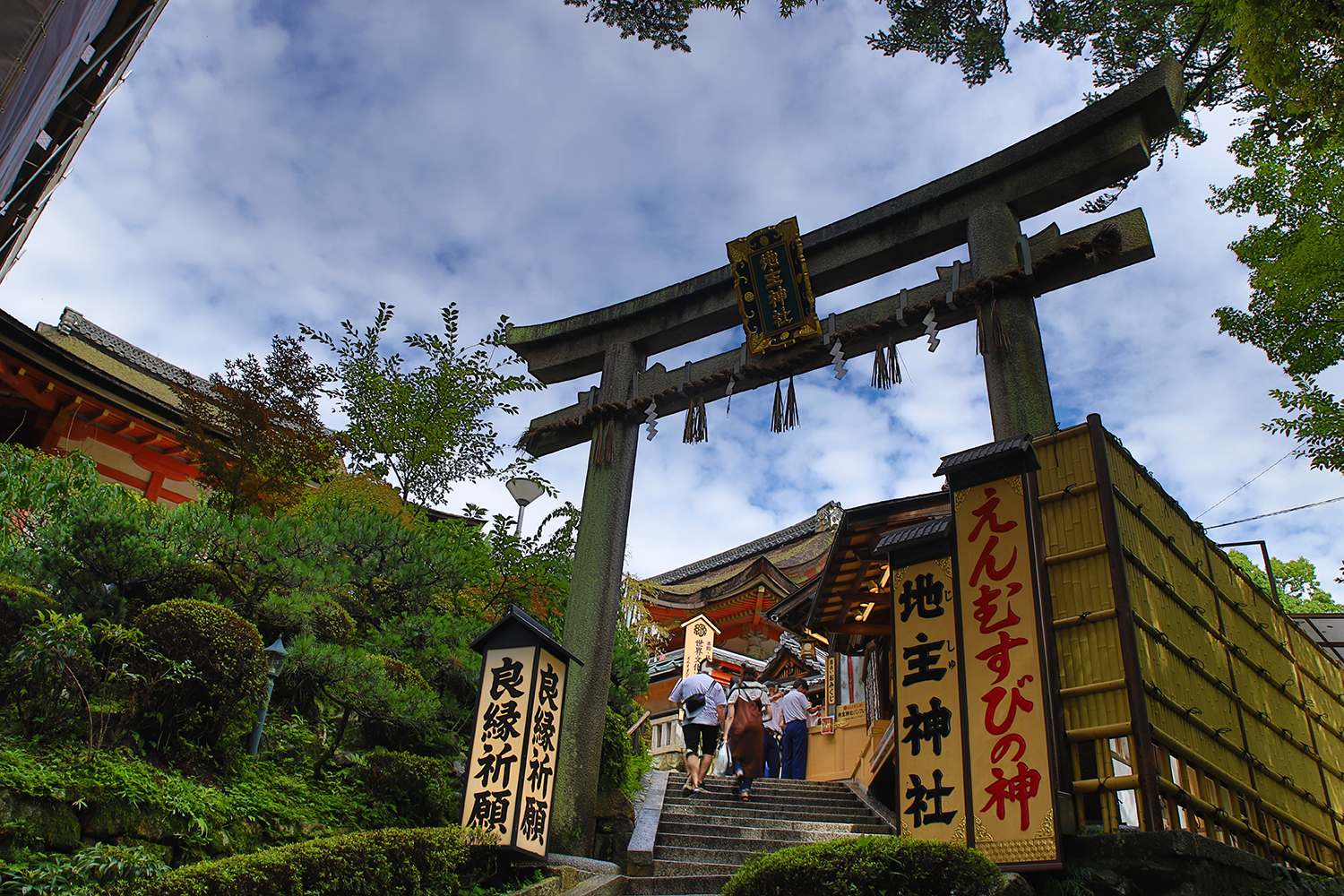 京都地主神社を完全解説！恋愛成就のパワースポット。七夕こけしでお家から良縁祈願